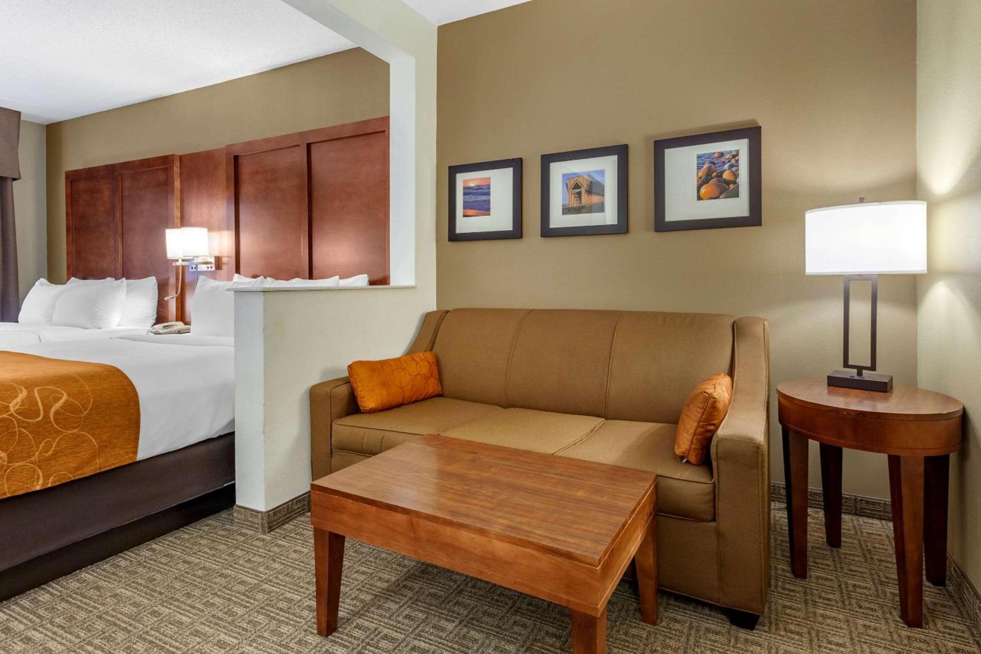 Comfort Suites Marquette photo 25