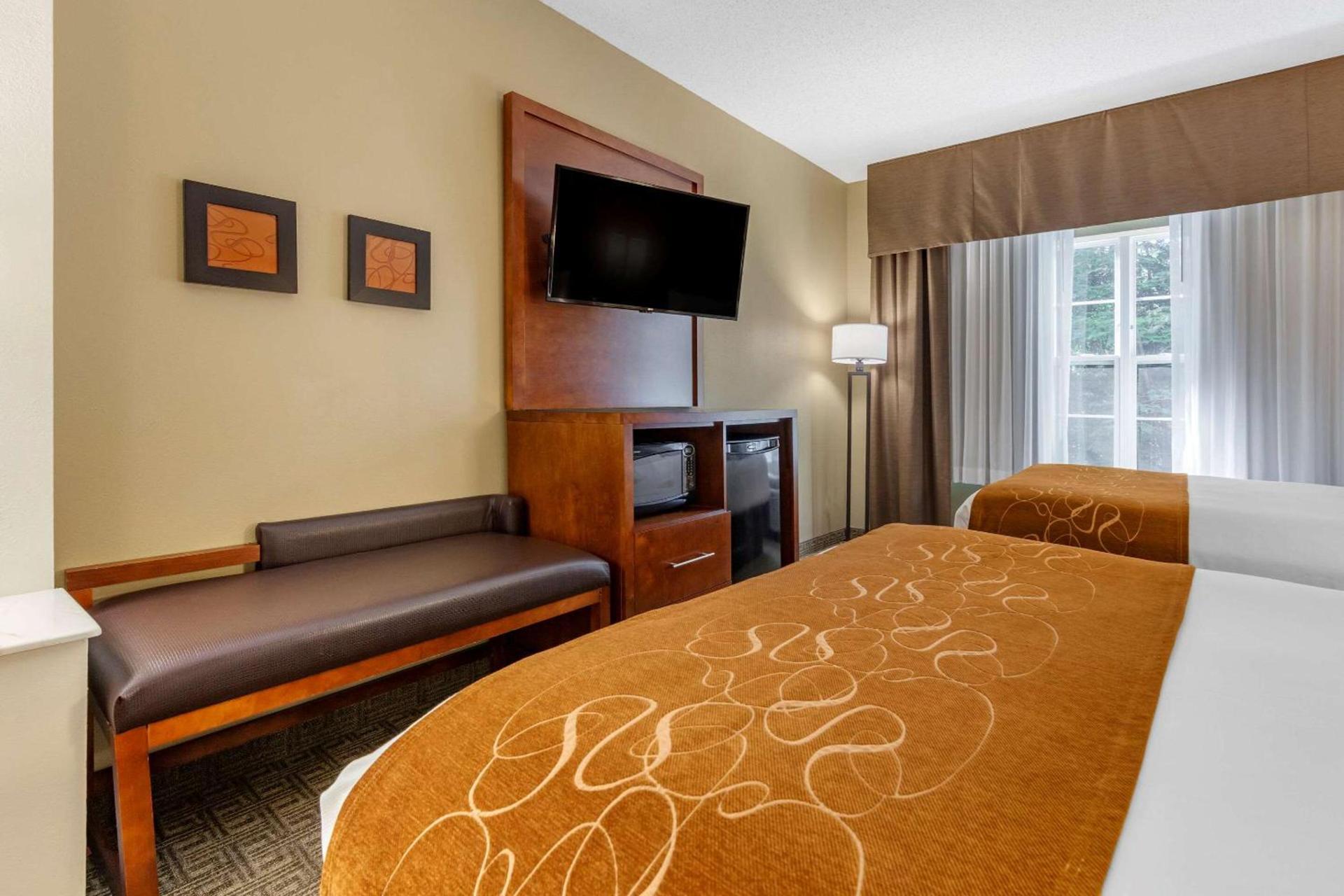 Comfort Suites Marquette photo 26