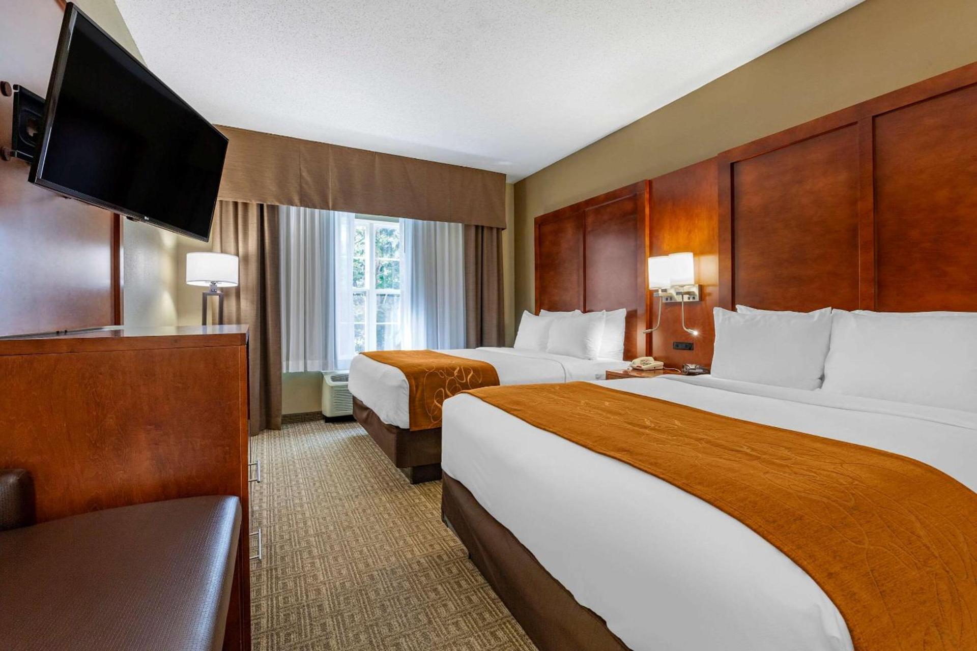 Comfort Suites Marquette photo 27