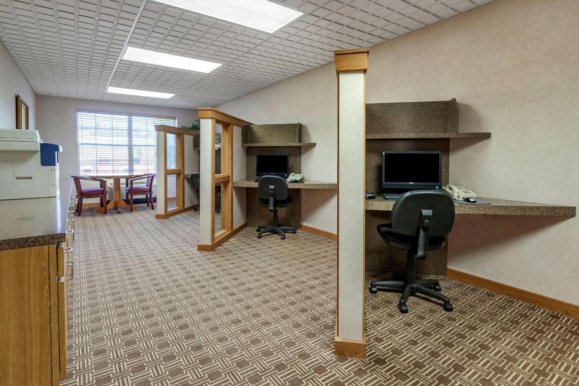 Comfort Suites Marquette photo 31