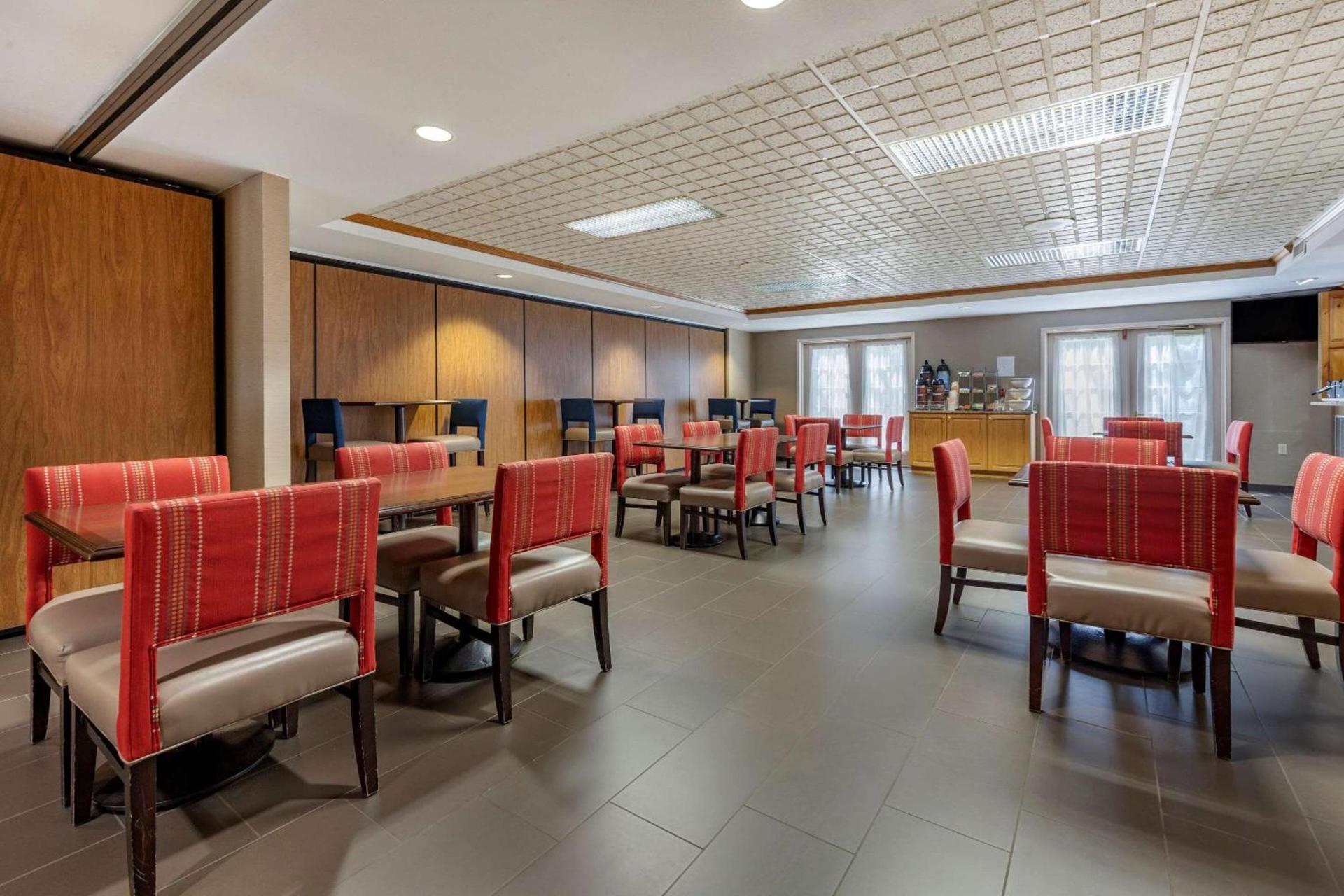 Comfort Suites Marquette photo 34