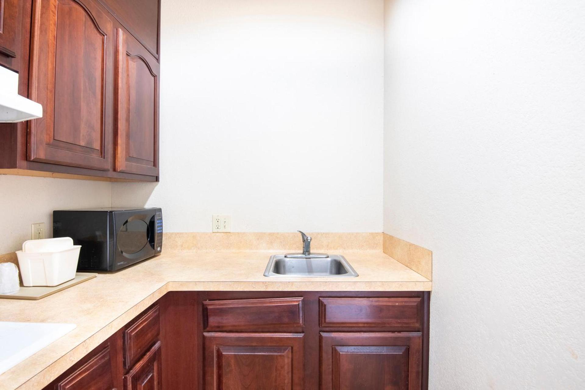 OYO Townhouse Clute Lake Jackson photo 25