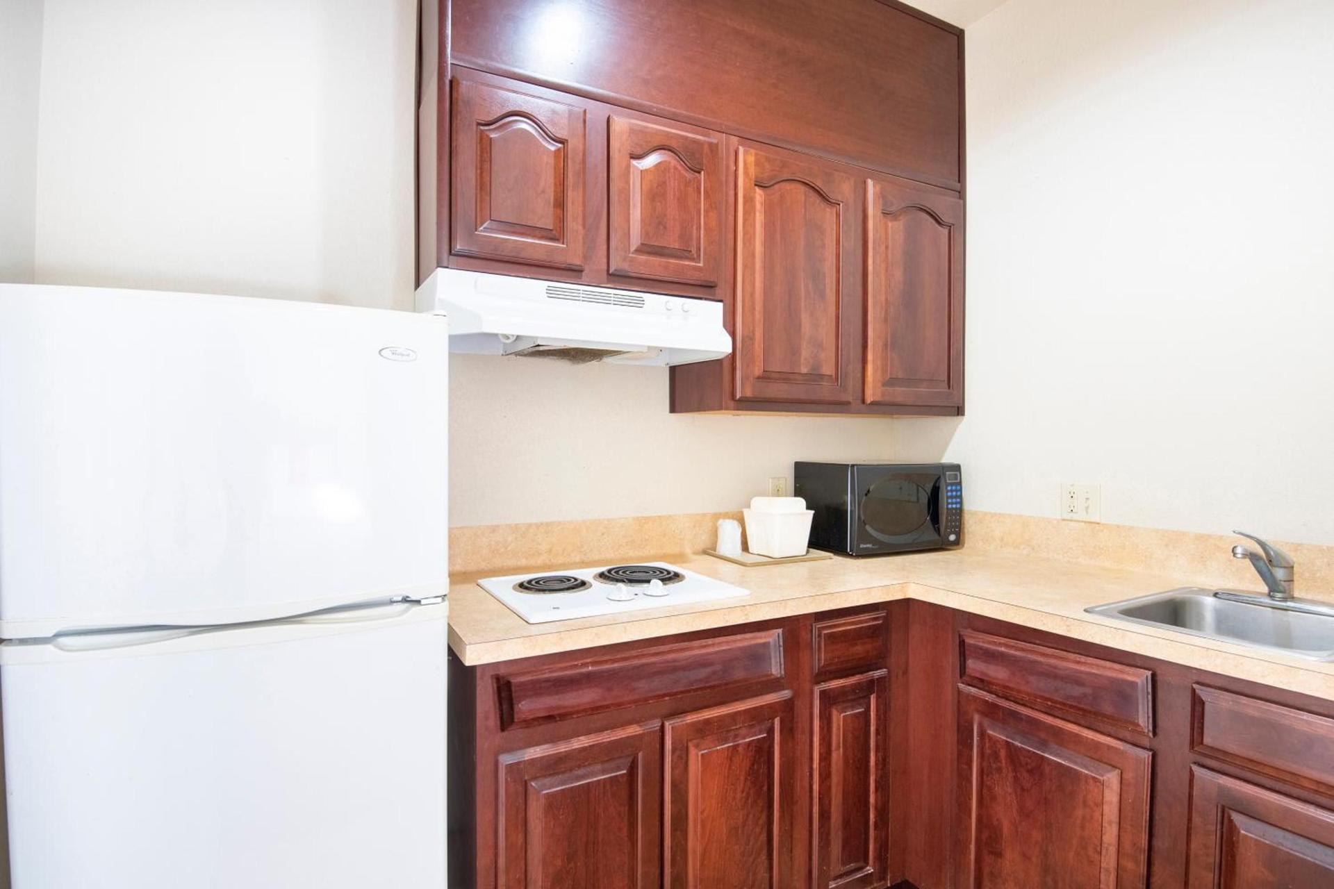 OYO Townhouse Clute Lake Jackson photo 26