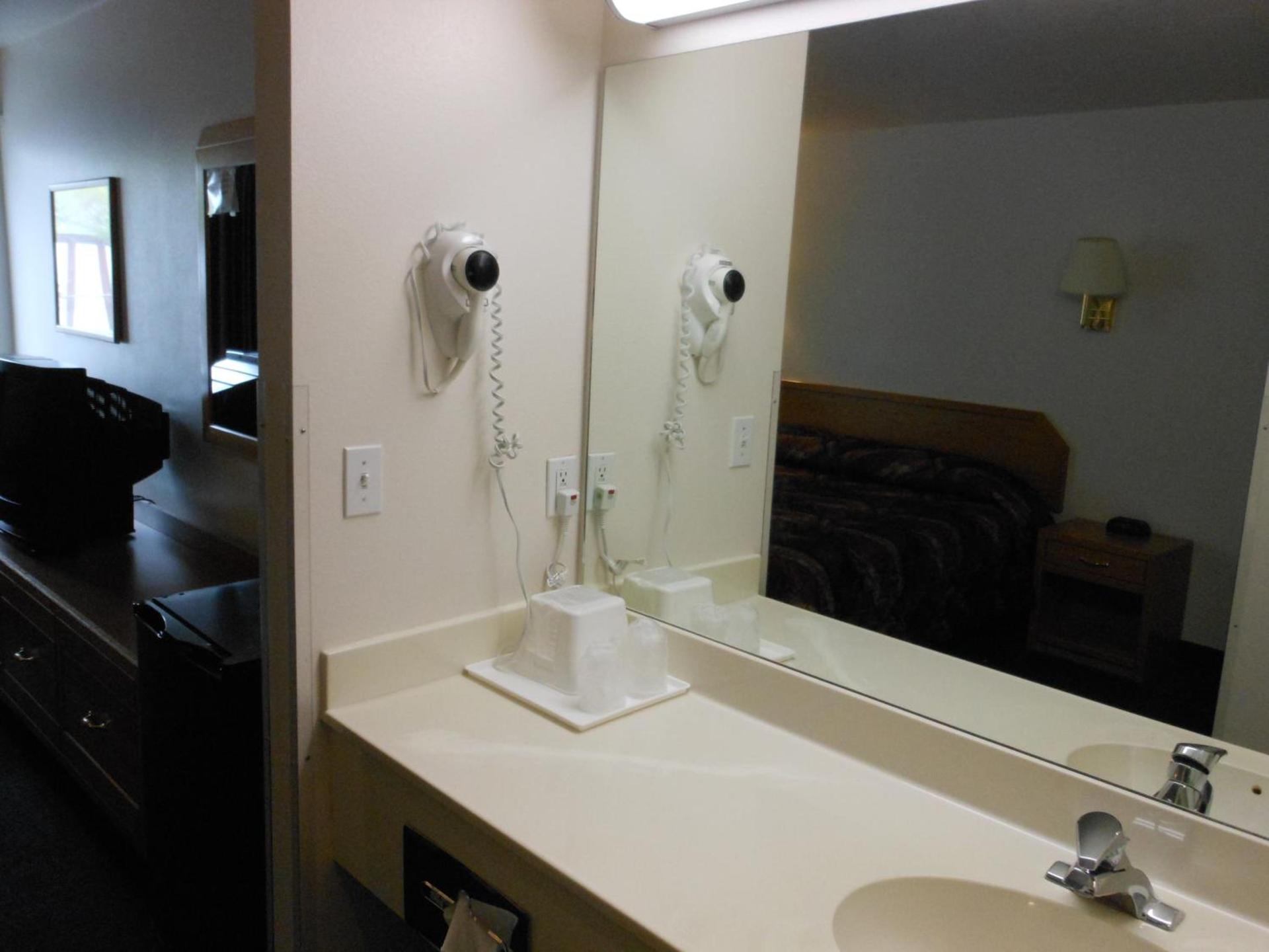 Economy Inn & Suites photo 13