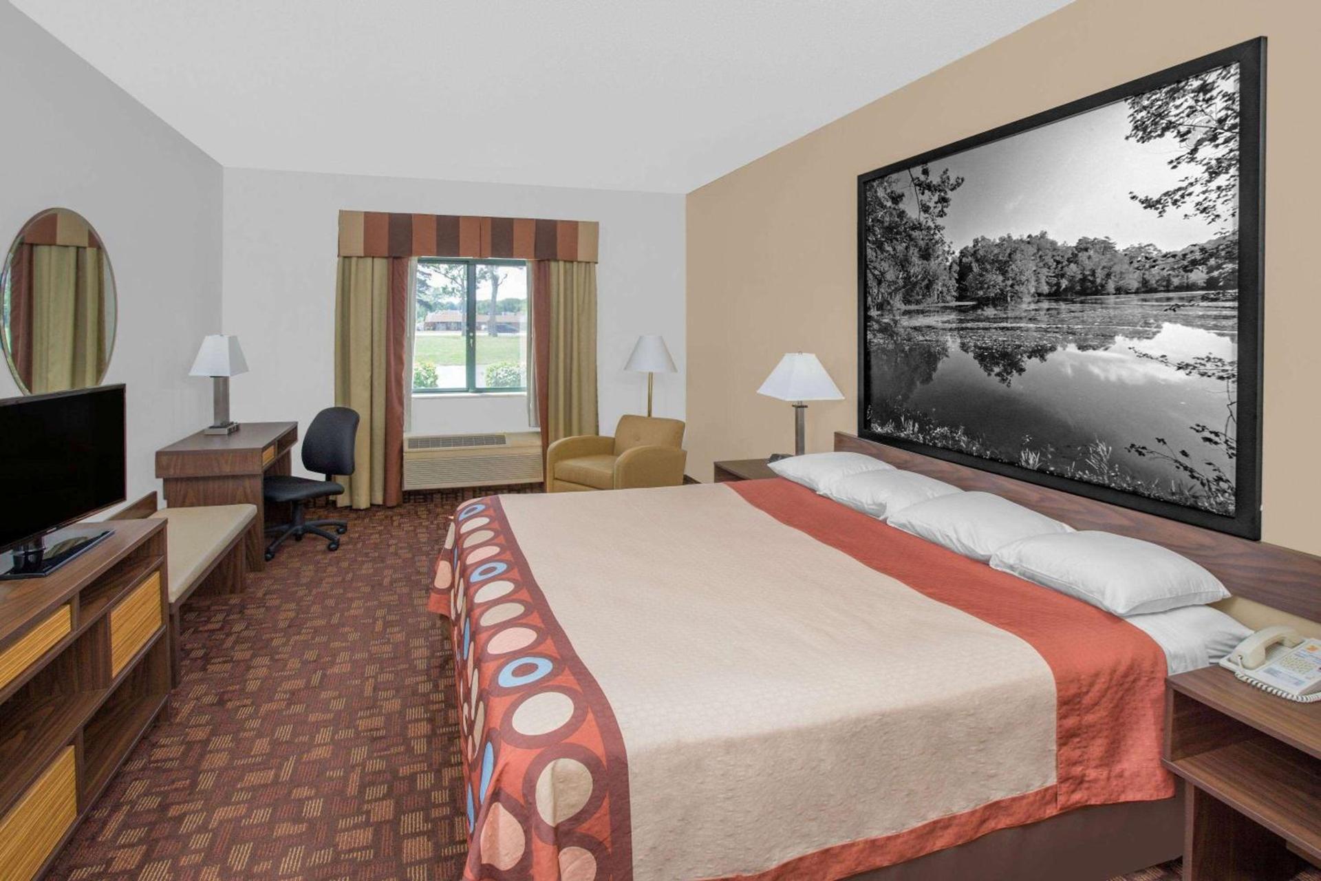 Super 8 by Wyndham Three Rivers photo 6
