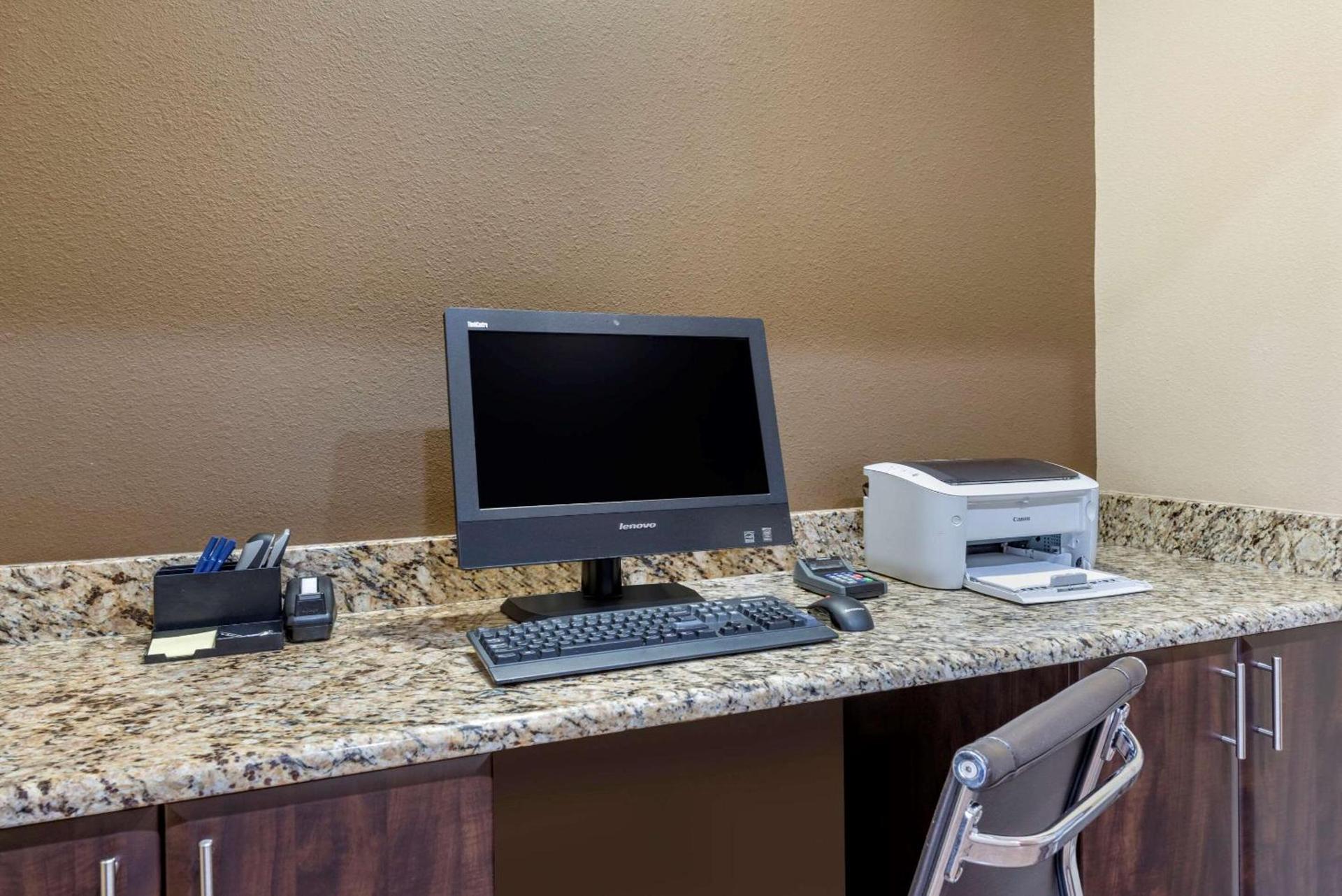 Comfort Suites Terre Haute University Area photo 24