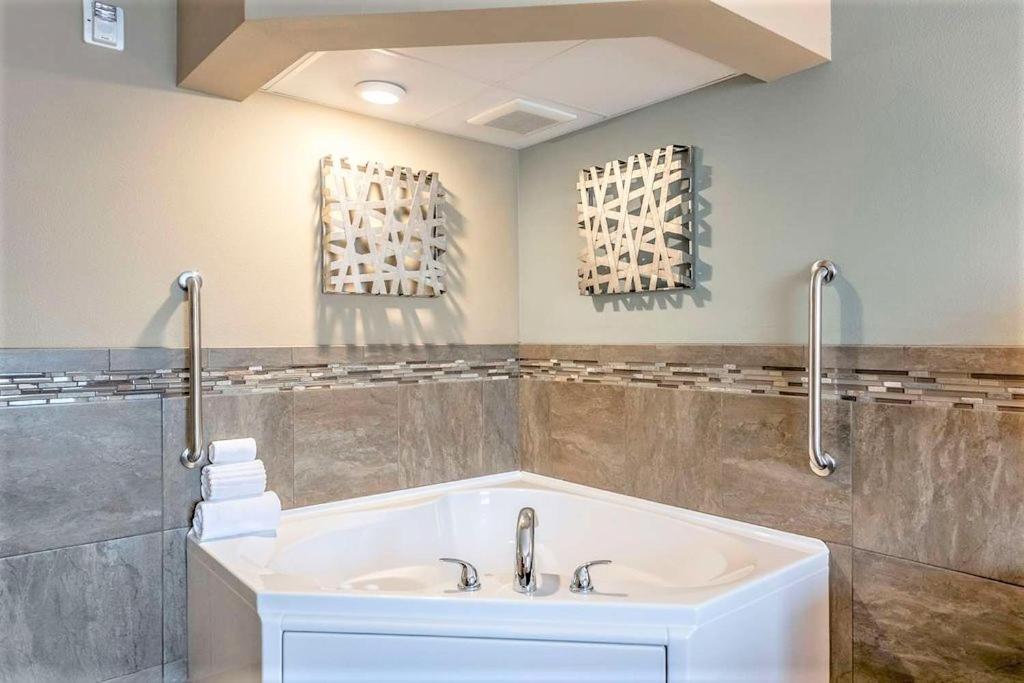 AmeriVu Inn and Suites - Chisago City photo 10