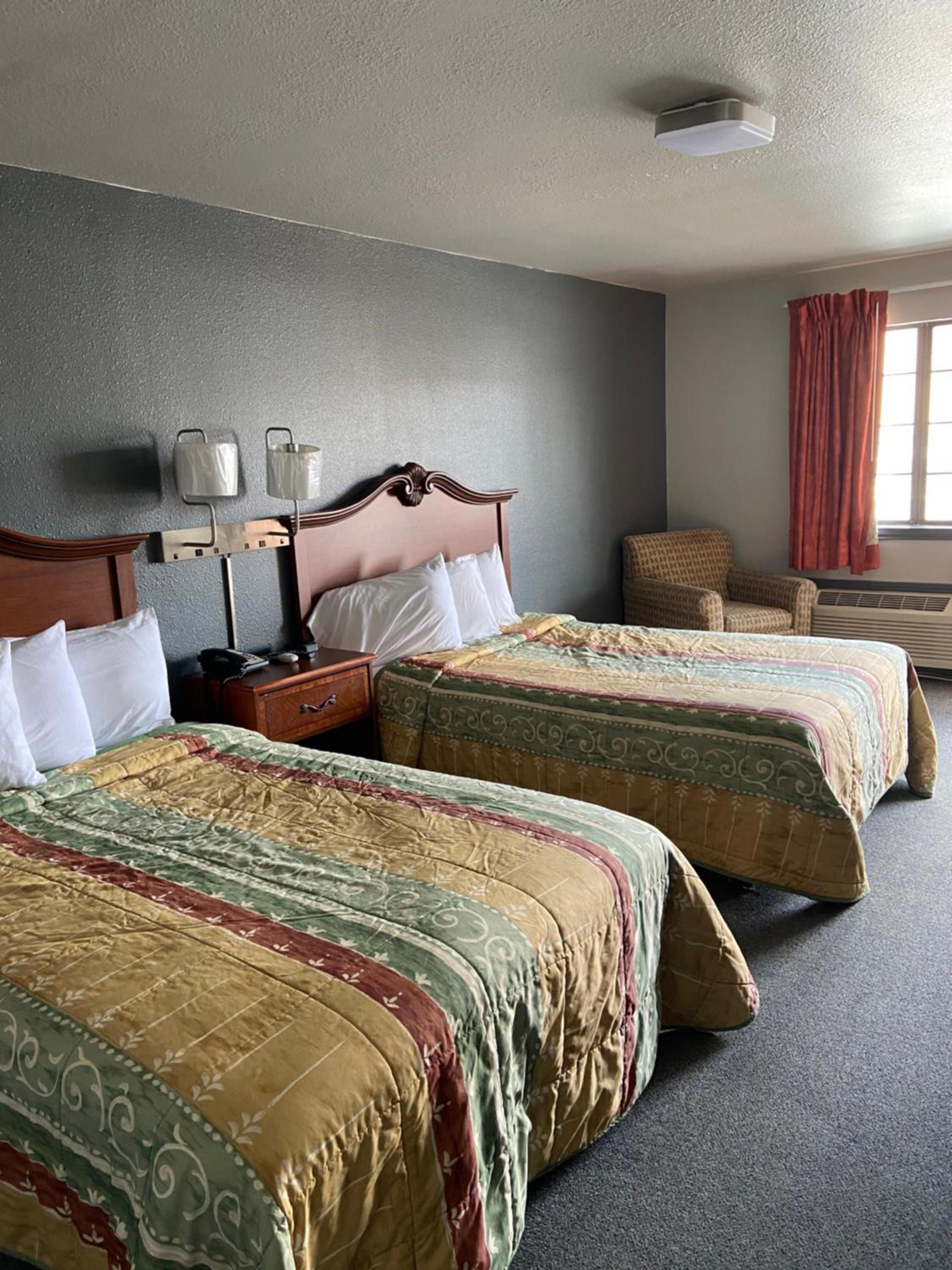 Redbud Inn photo 34