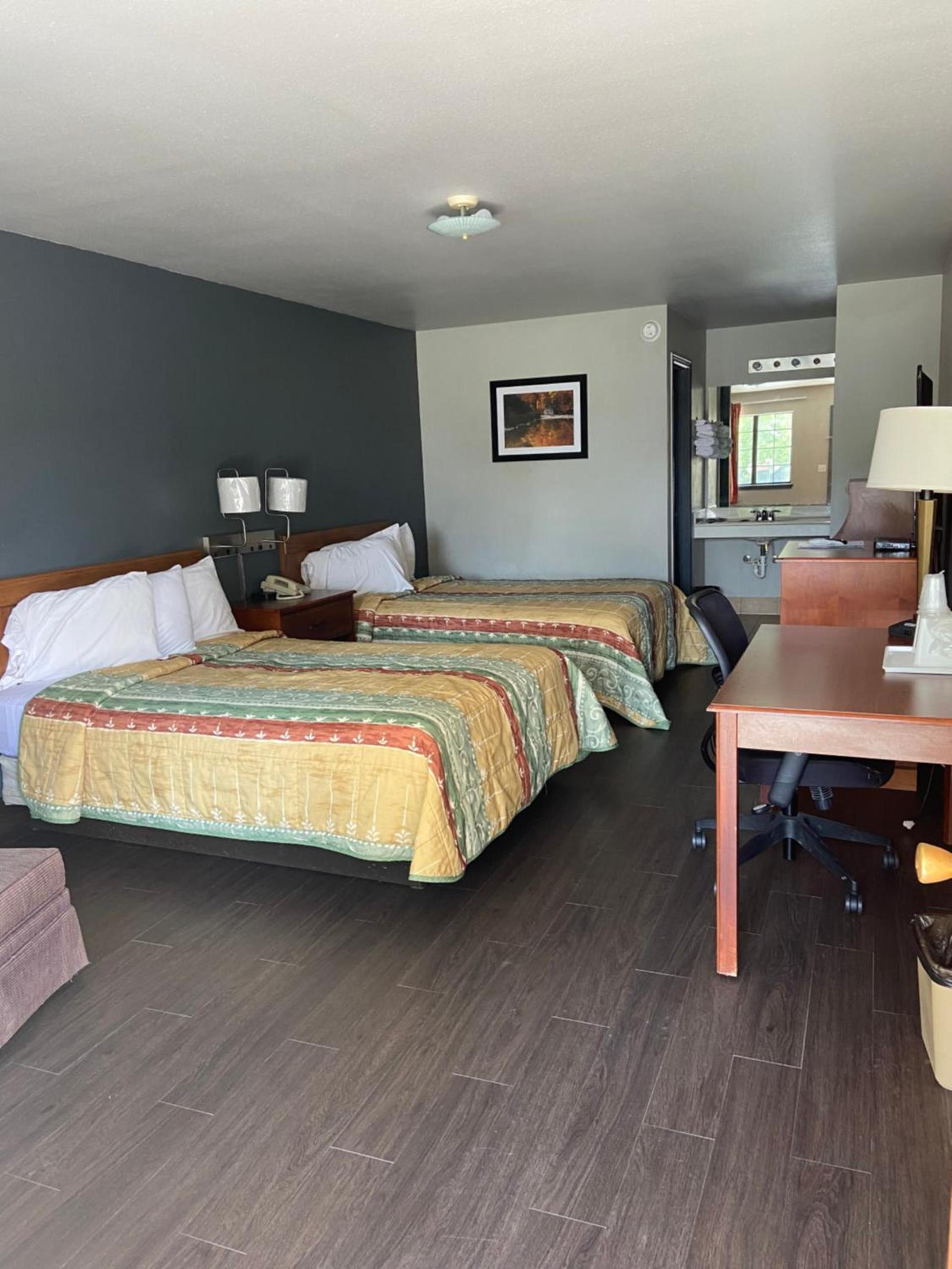 Redbud Inn photo 26