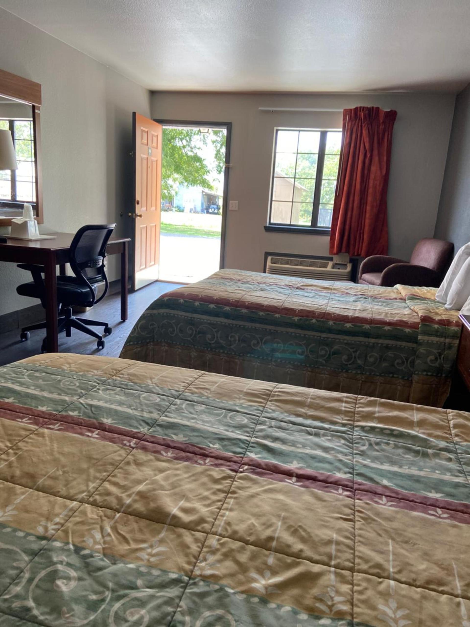 Redbud Inn photo 25
