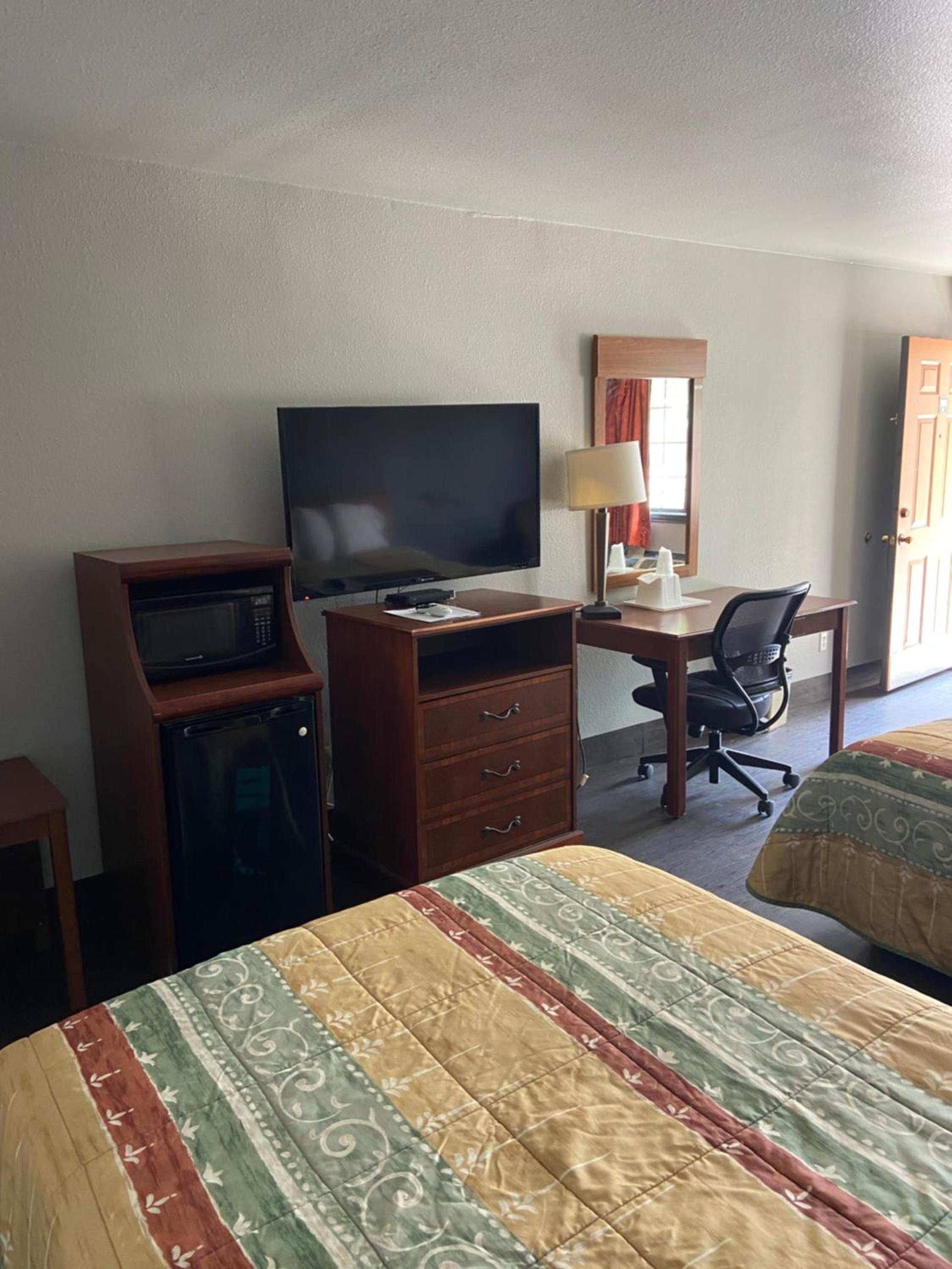 Redbud Inn photo 24