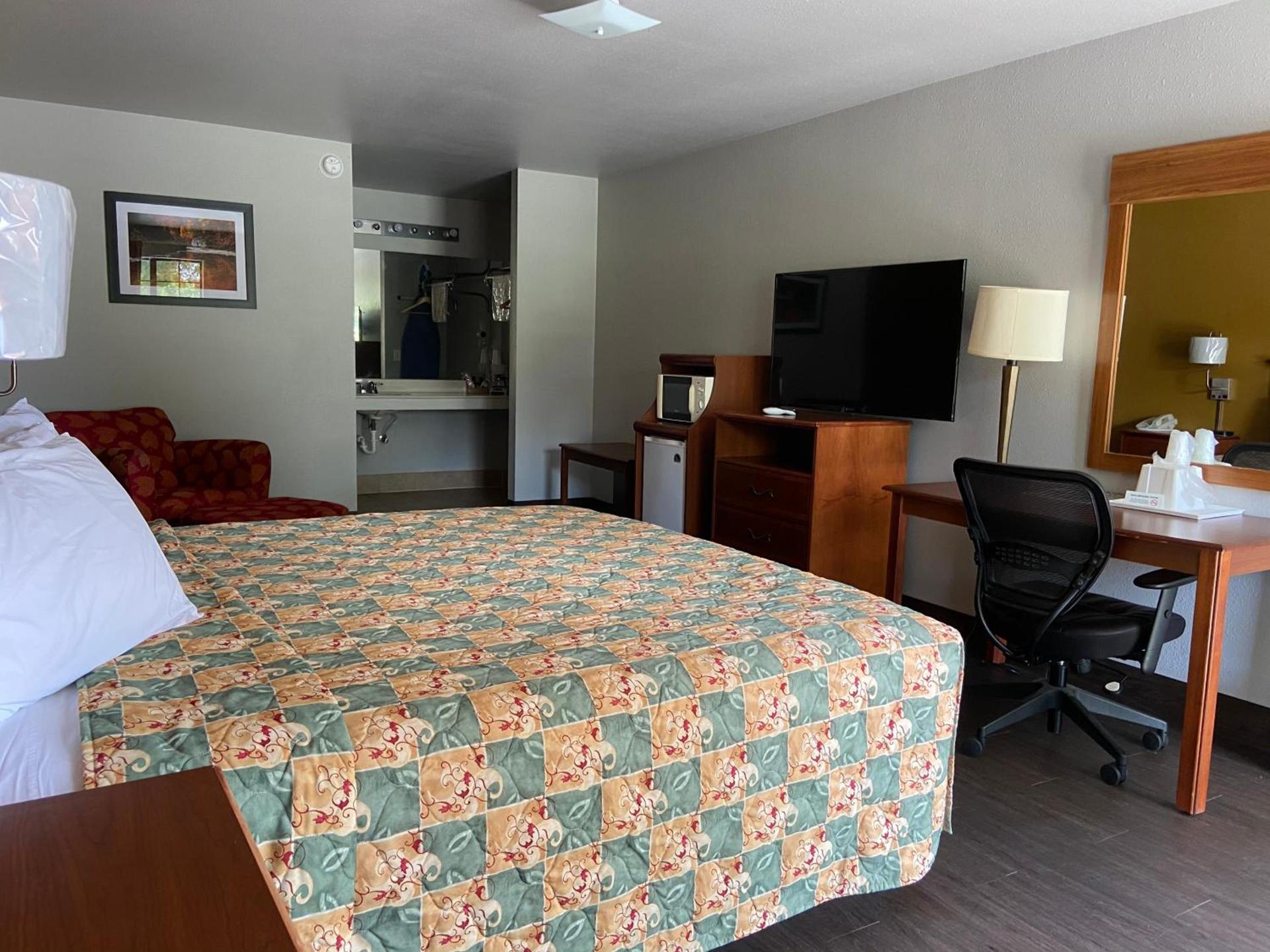 Redbud Inn photo 20