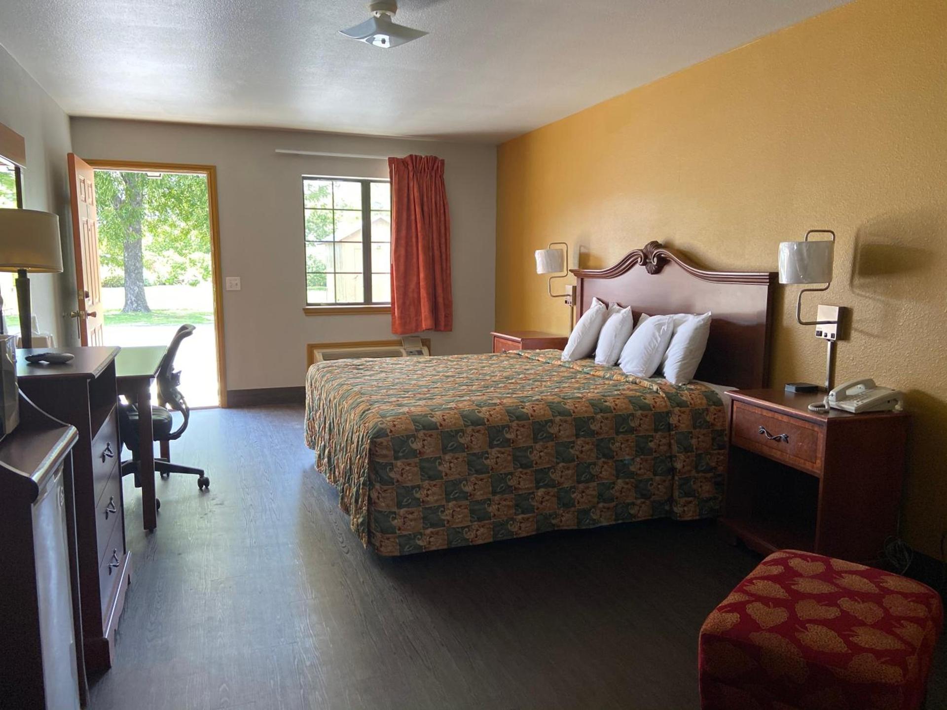 Redbud Inn photo 18