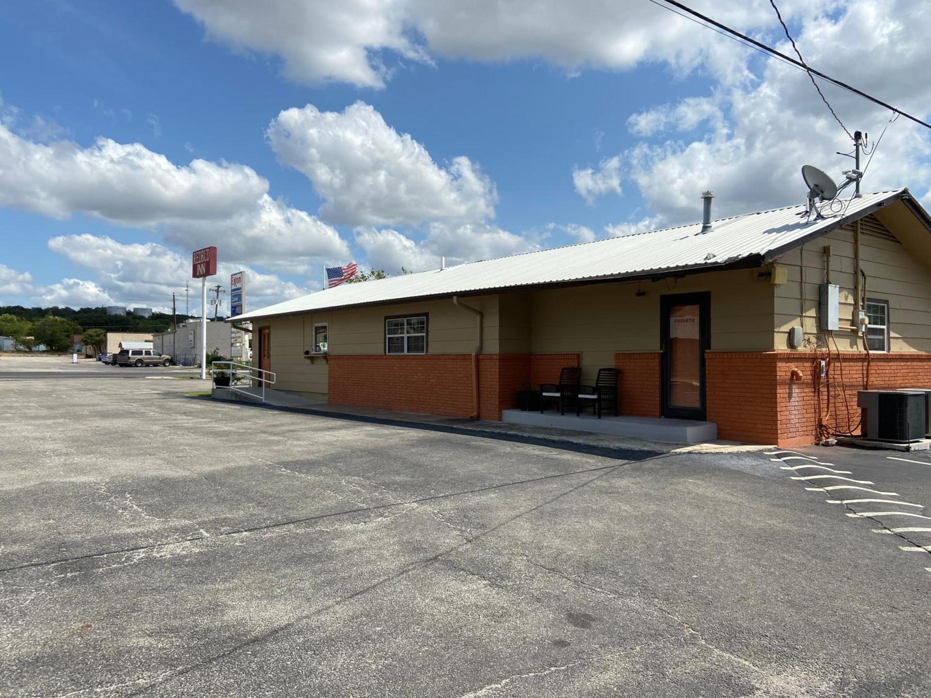 Redbud Inn photo 12
