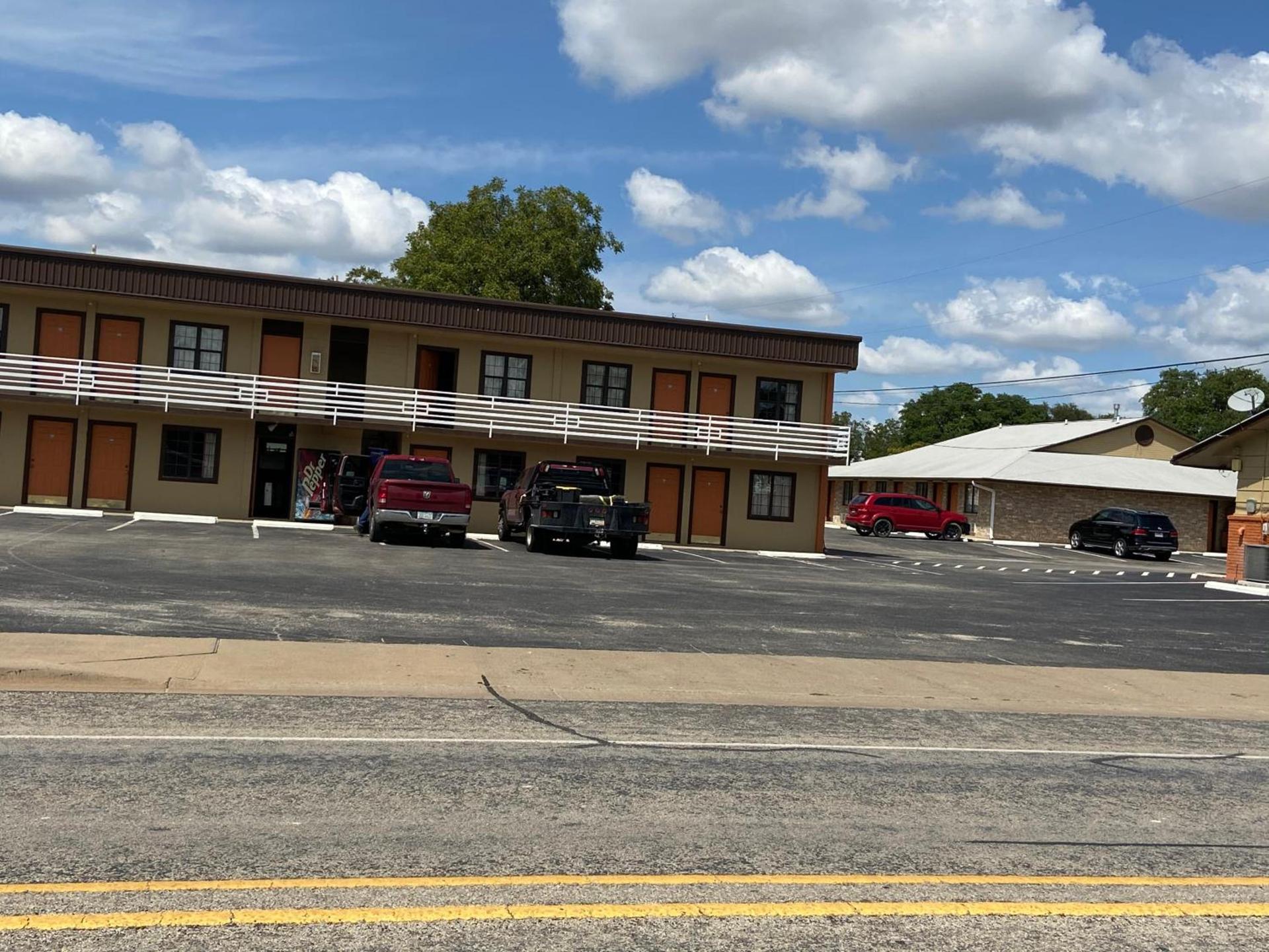Redbud Inn photo 6