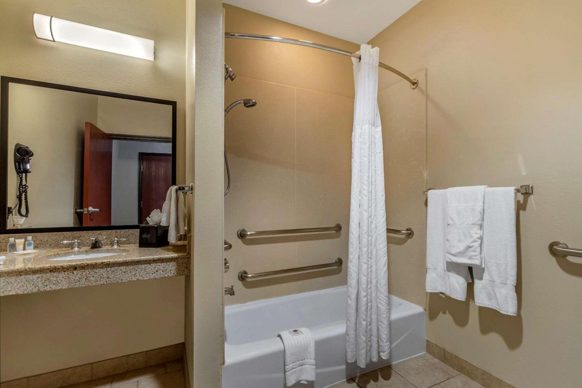 Comfort Suites Buda - Austin South photo 35