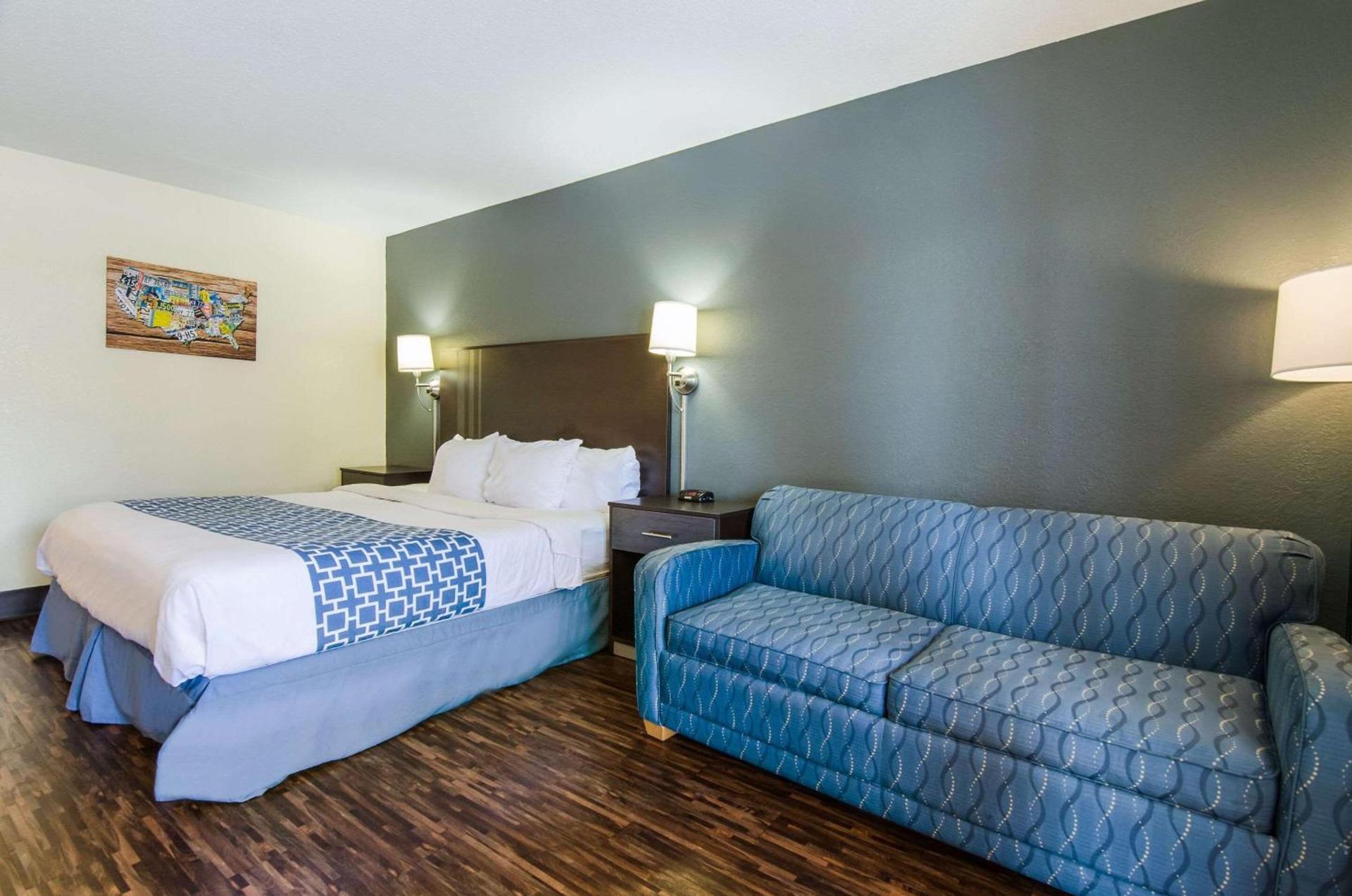 Econo Lodge Near Motor Speedway photo 7