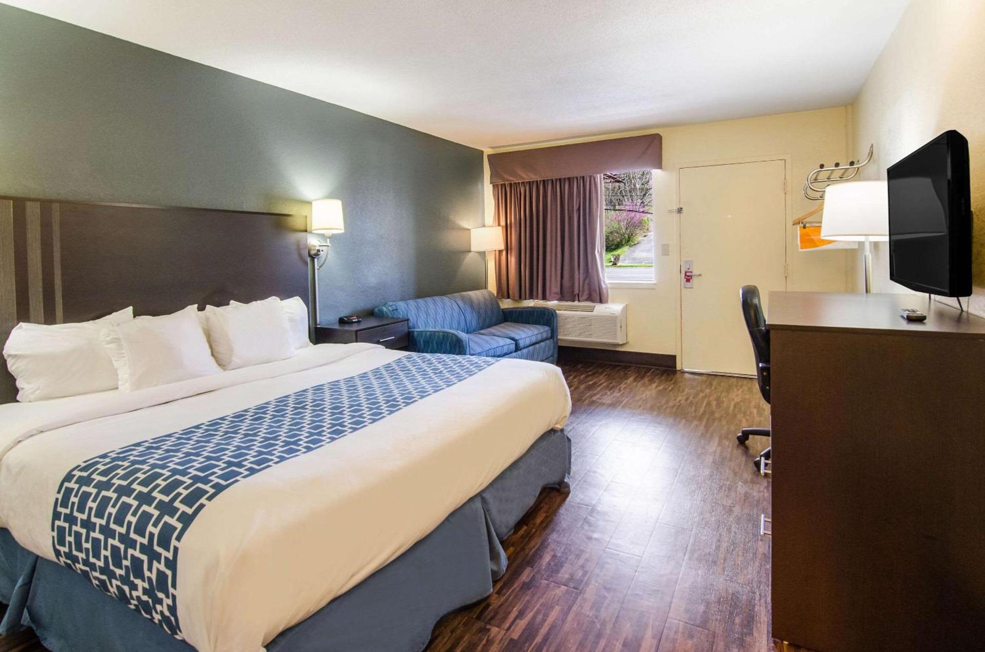 Econo Lodge Near Motor Speedway photo 9