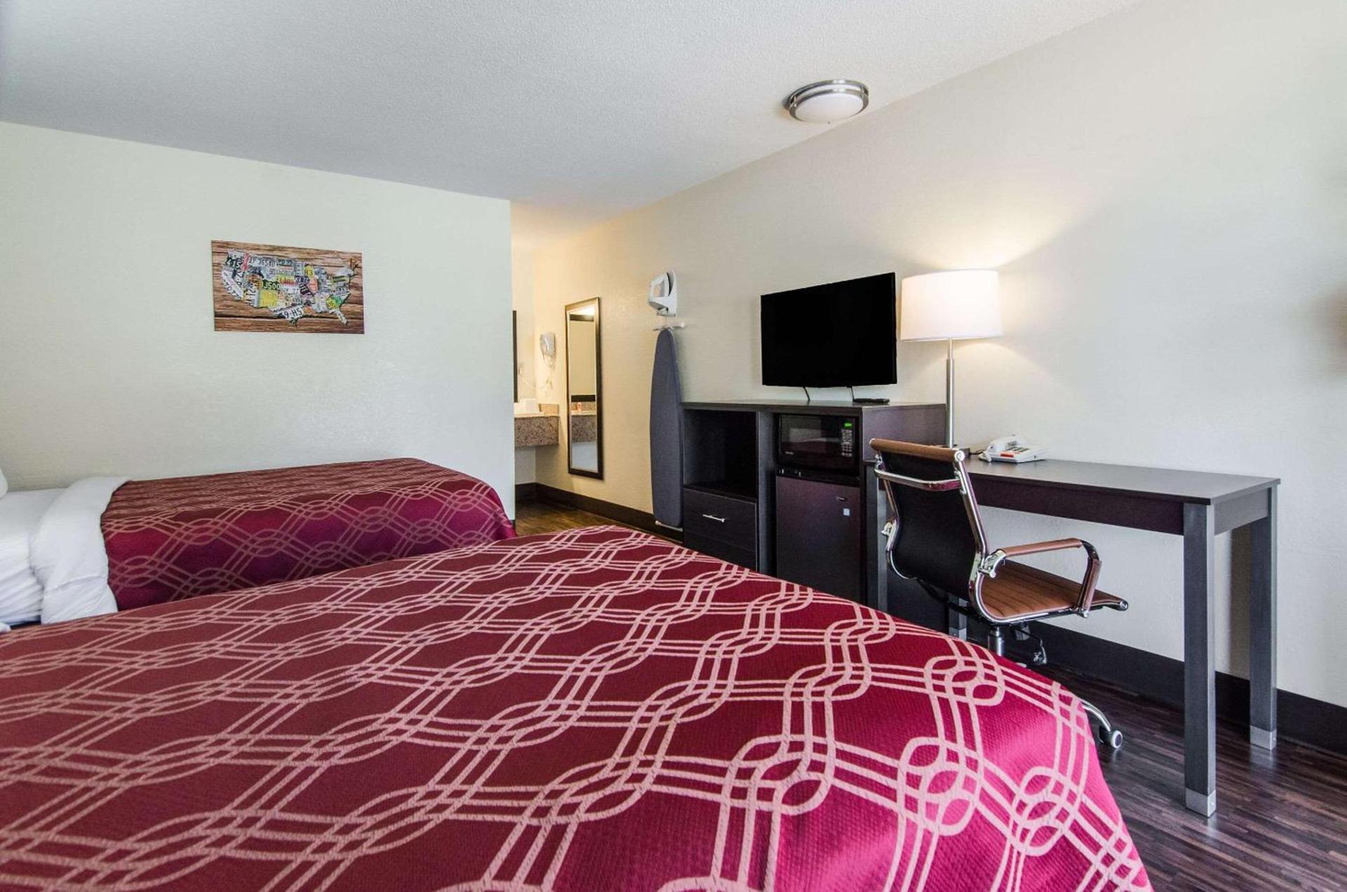 Econo Lodge Near Motor Speedway photo 13