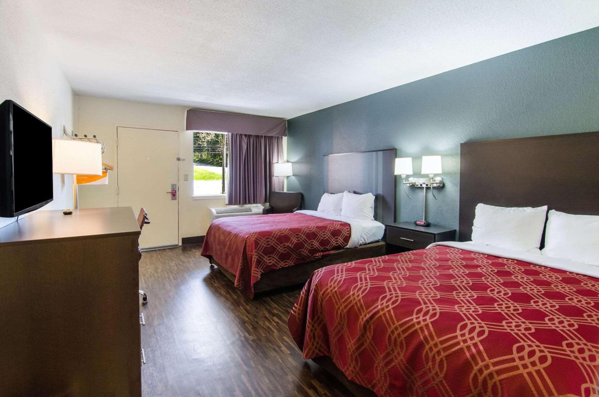 Econo Lodge Near Motor Speedway photo 14