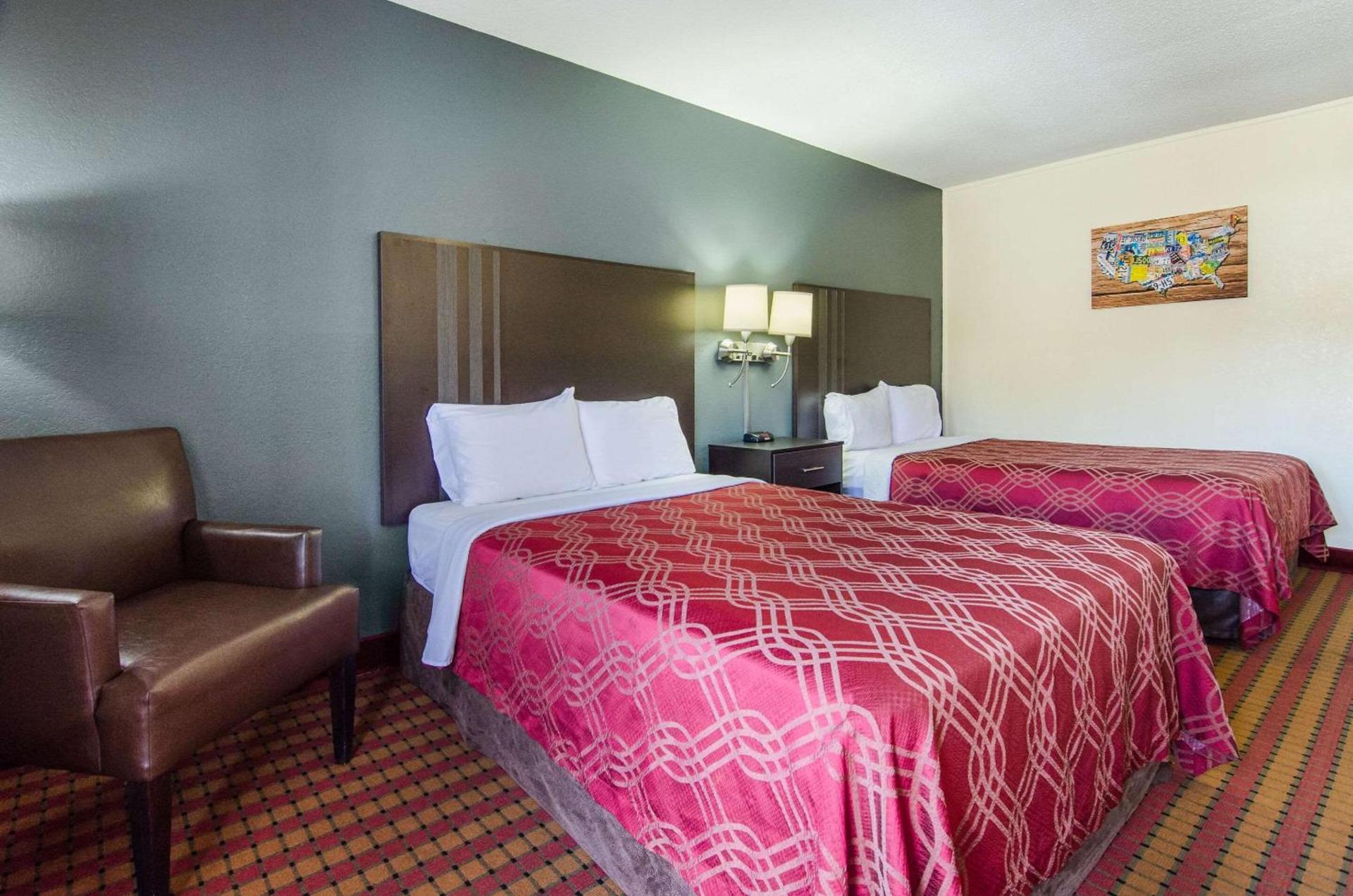 Econo Lodge Near Motor Speedway photo 16