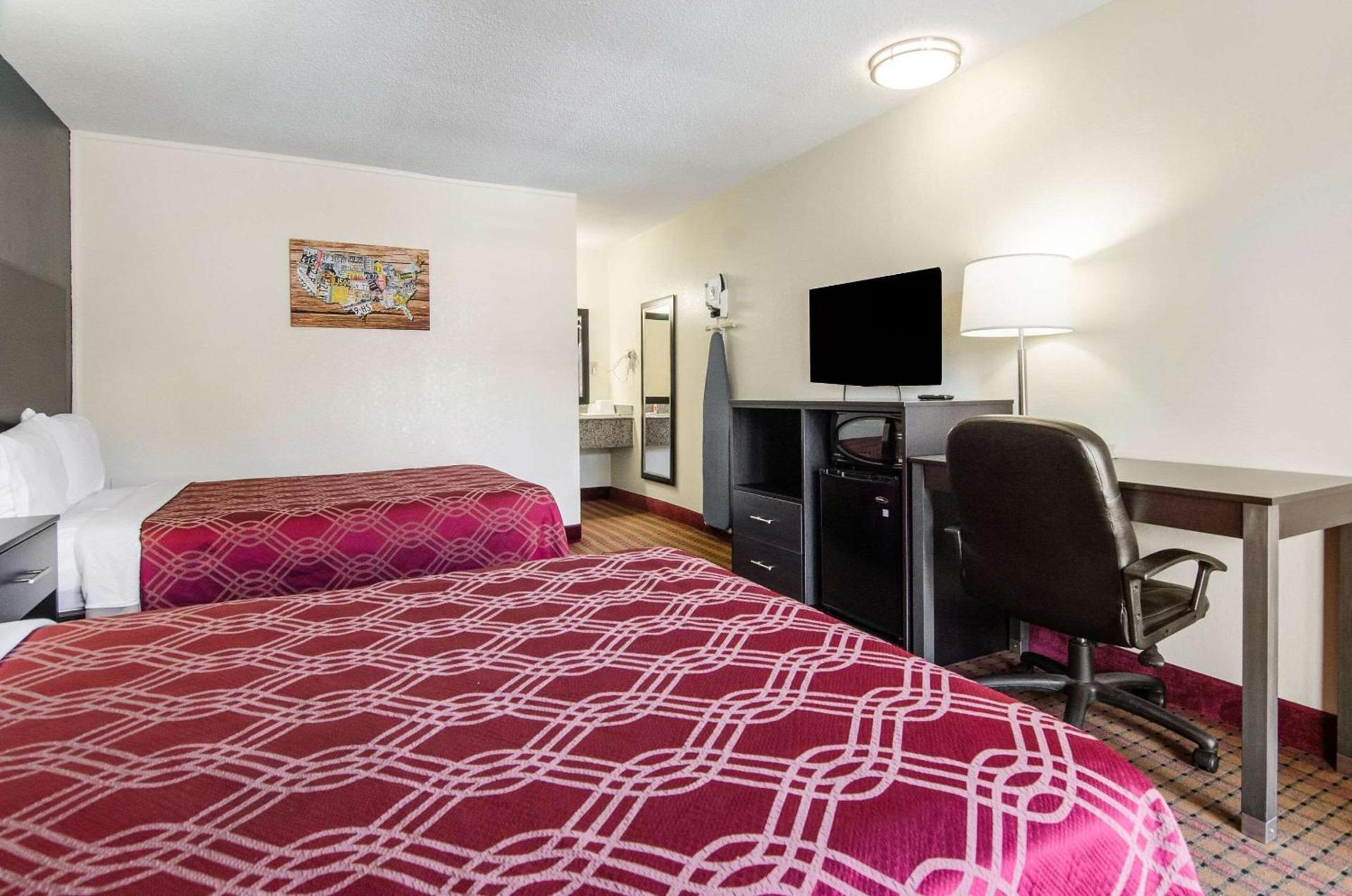 Econo Lodge Near Motor Speedway photo 17