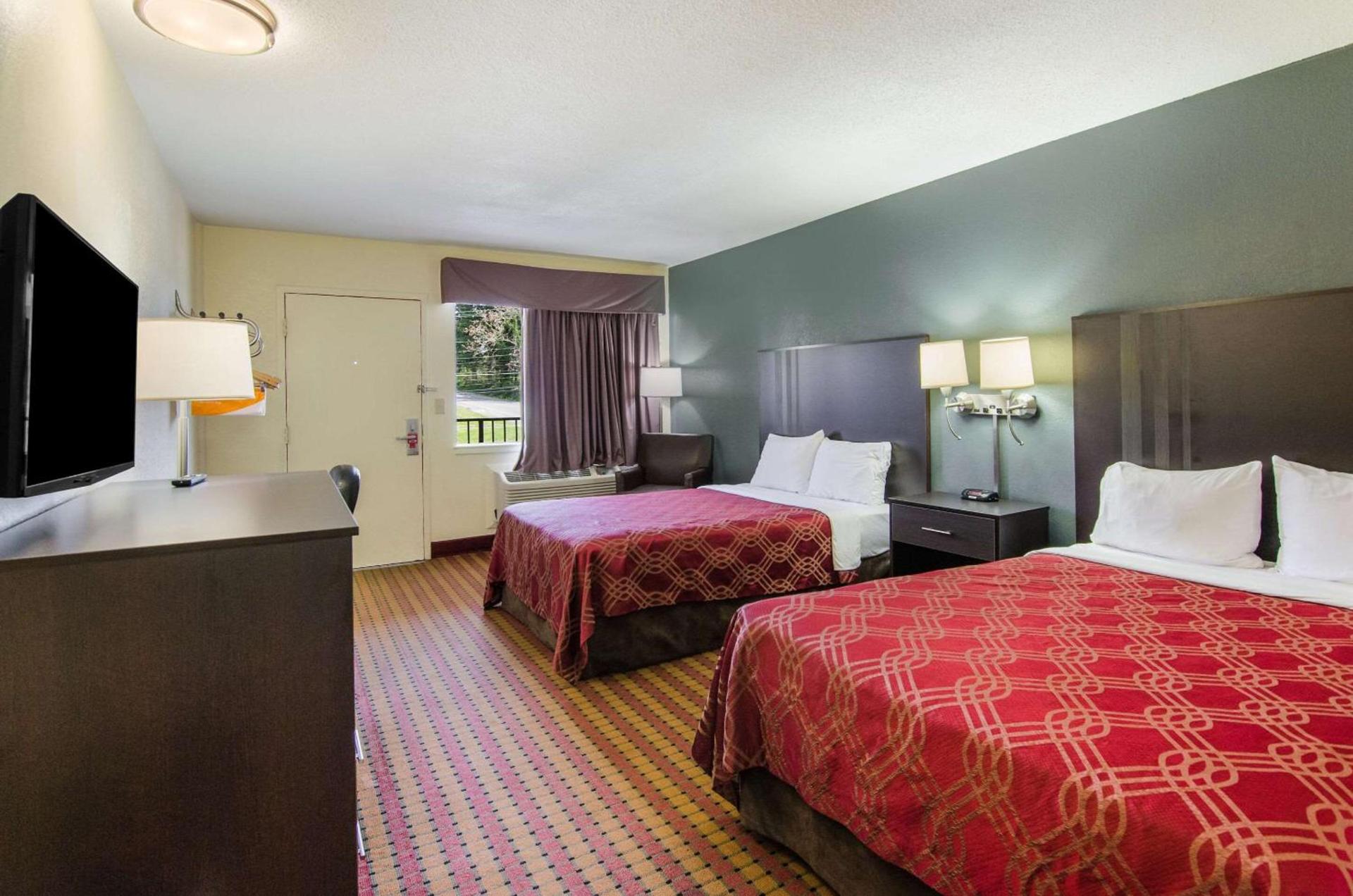 Econo Lodge Near Motor Speedway photo 18