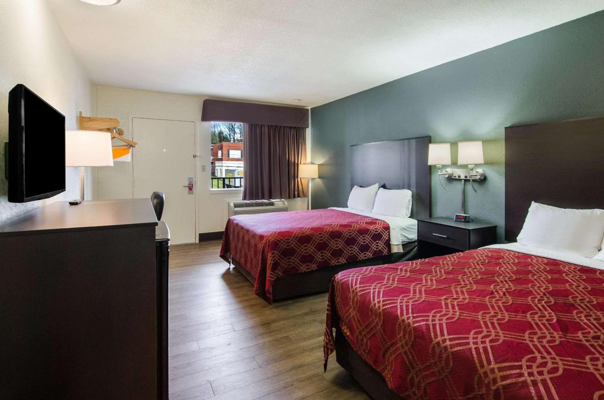 Econo Lodge Near Motor Speedway photo 23