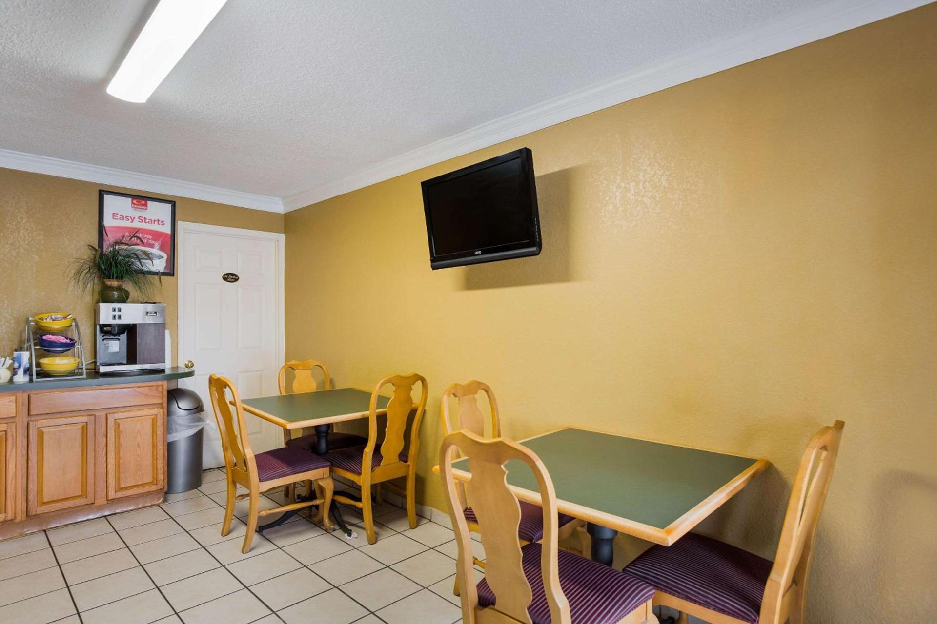 Econo Lodge Williamsburg Historic Area photo 18