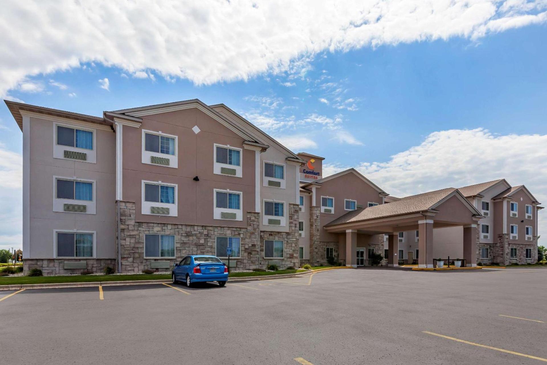 Comfort Suites Delavan - Lake Geneva Area photo 2