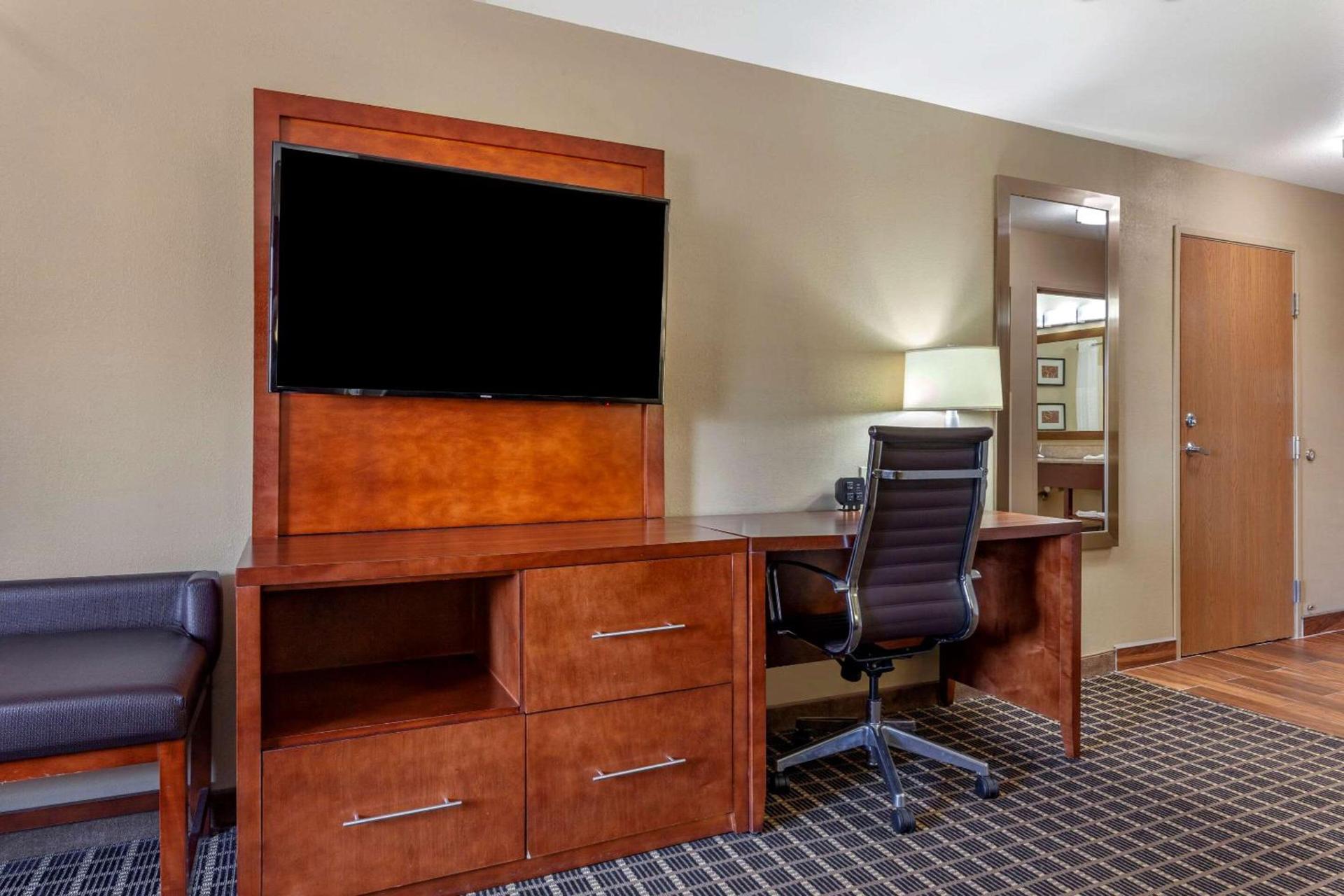 Comfort Suites Delavan - Lake Geneva Area photo 11