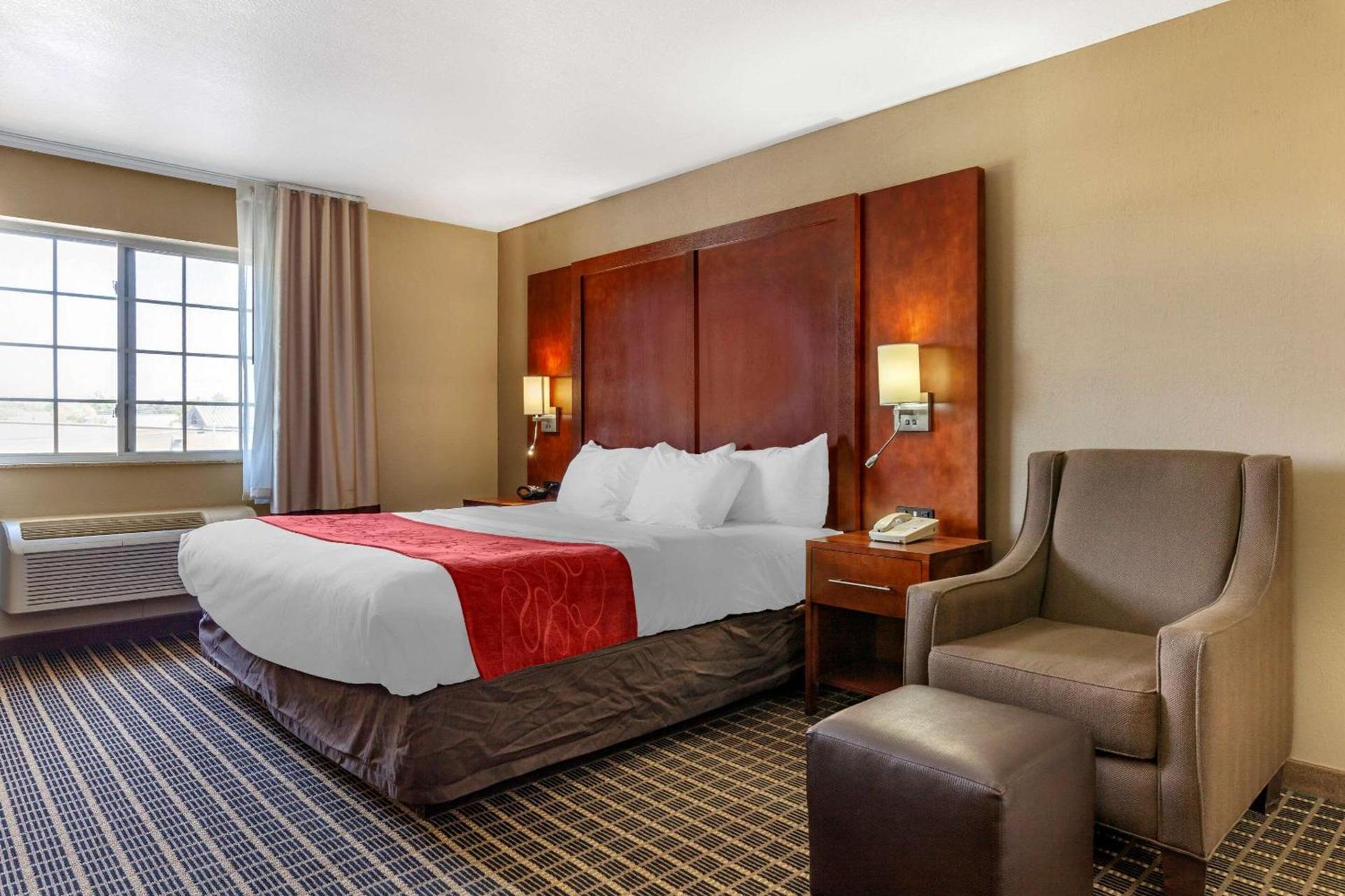 Comfort Suites Delavan - Lake Geneva Area photo 13