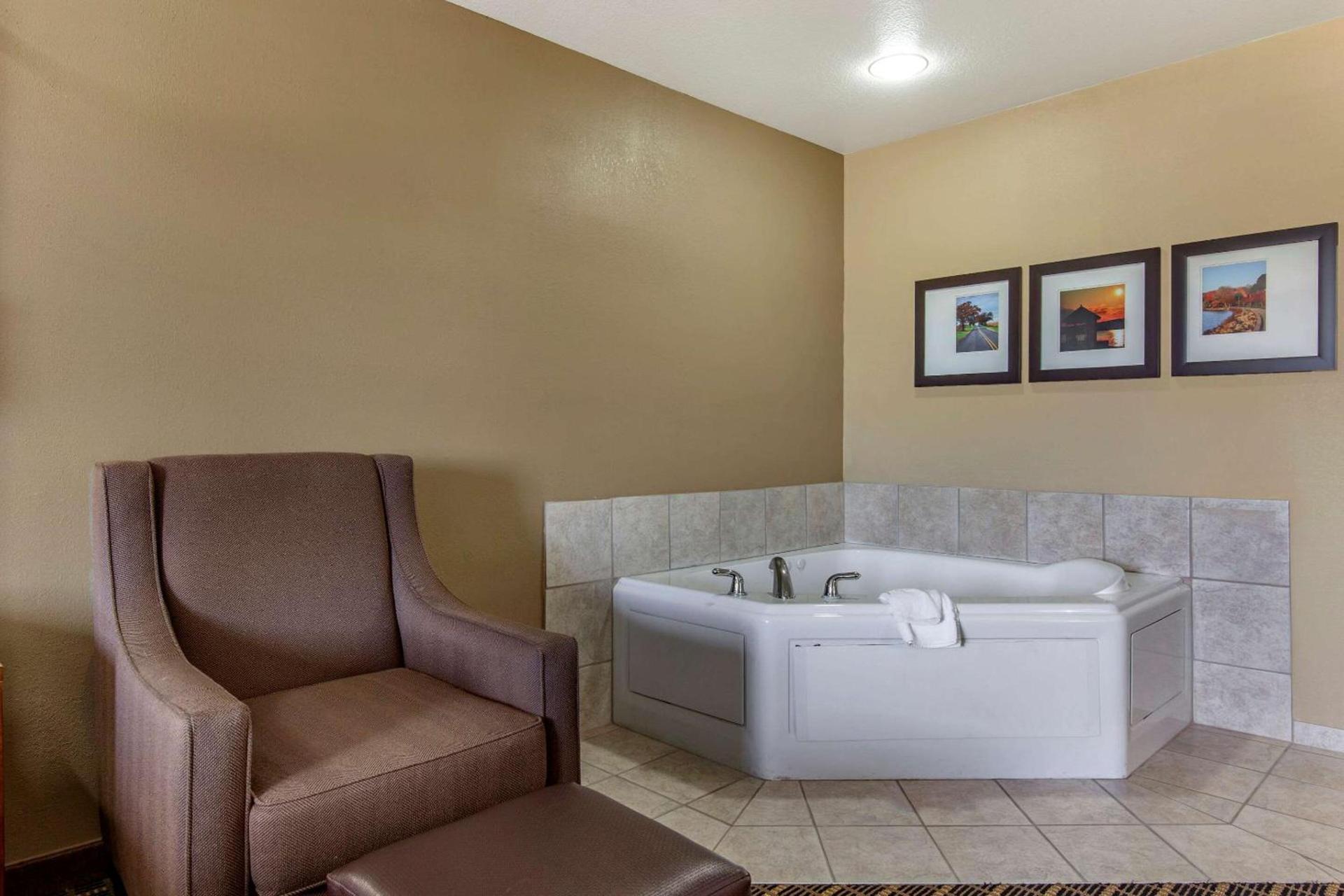 Comfort Suites Delavan - Lake Geneva Area photo 15