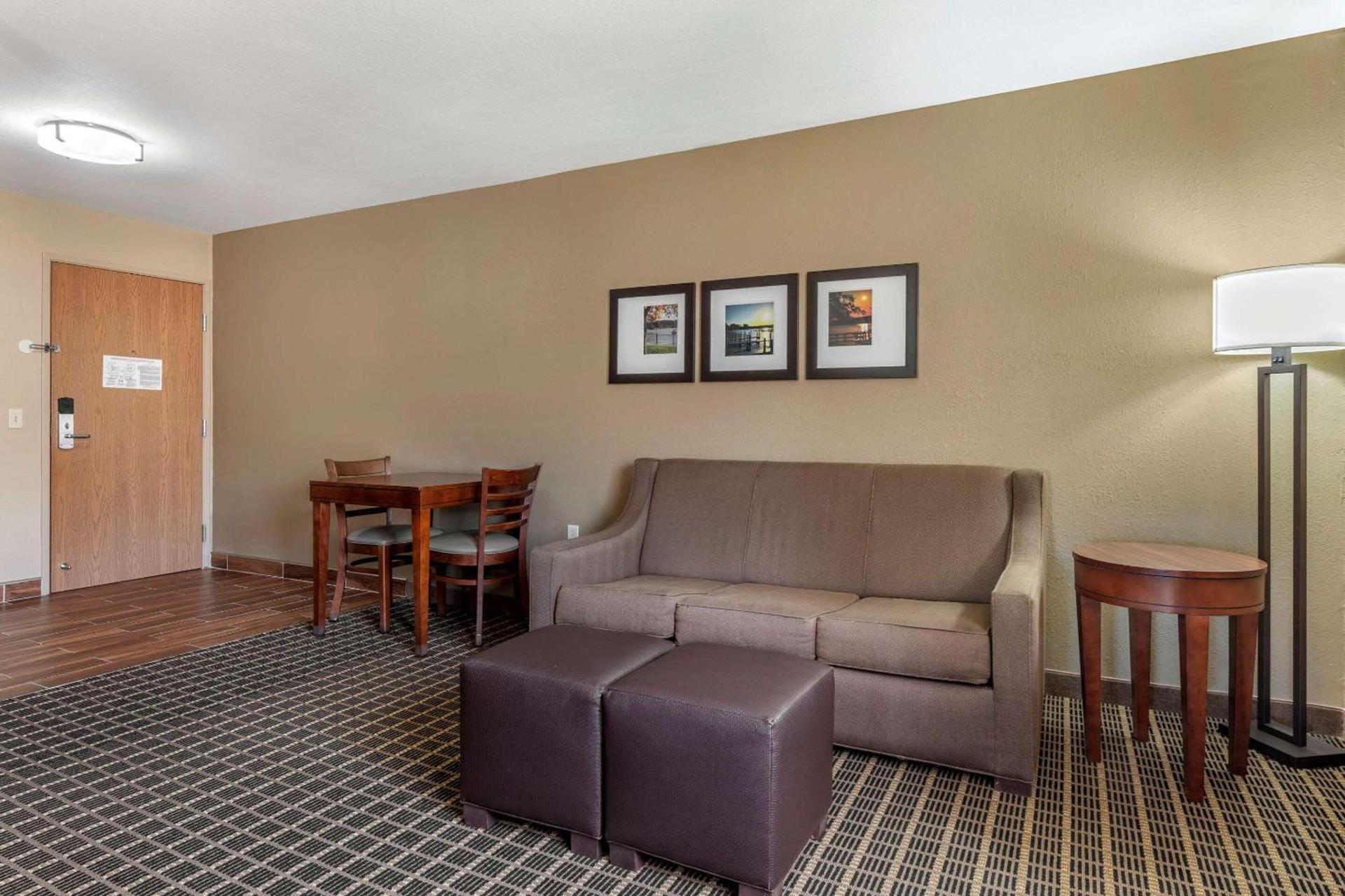Comfort Suites Delavan - Lake Geneva Area photo 19