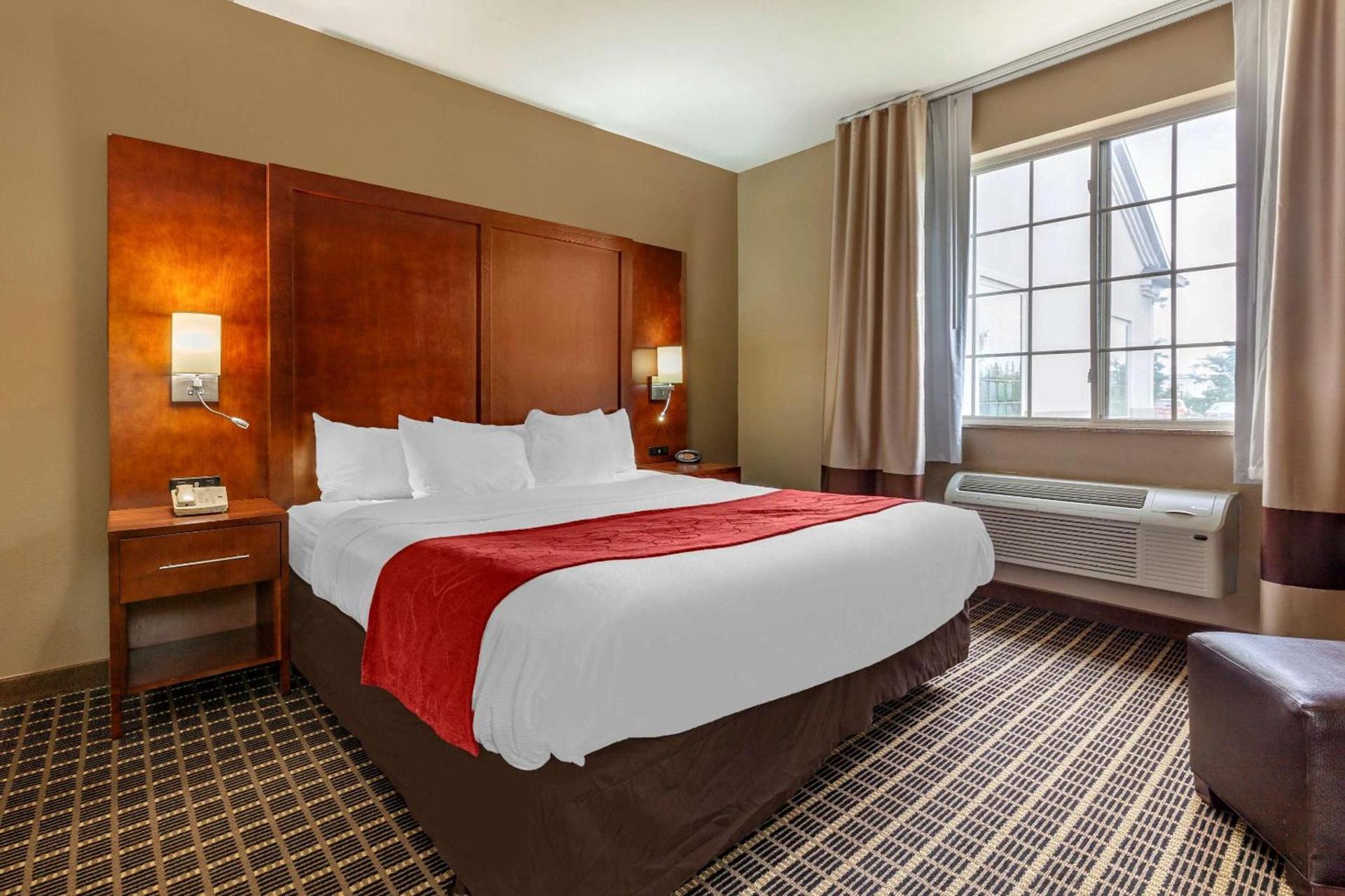 Comfort Suites Delavan - Lake Geneva Area photo 24