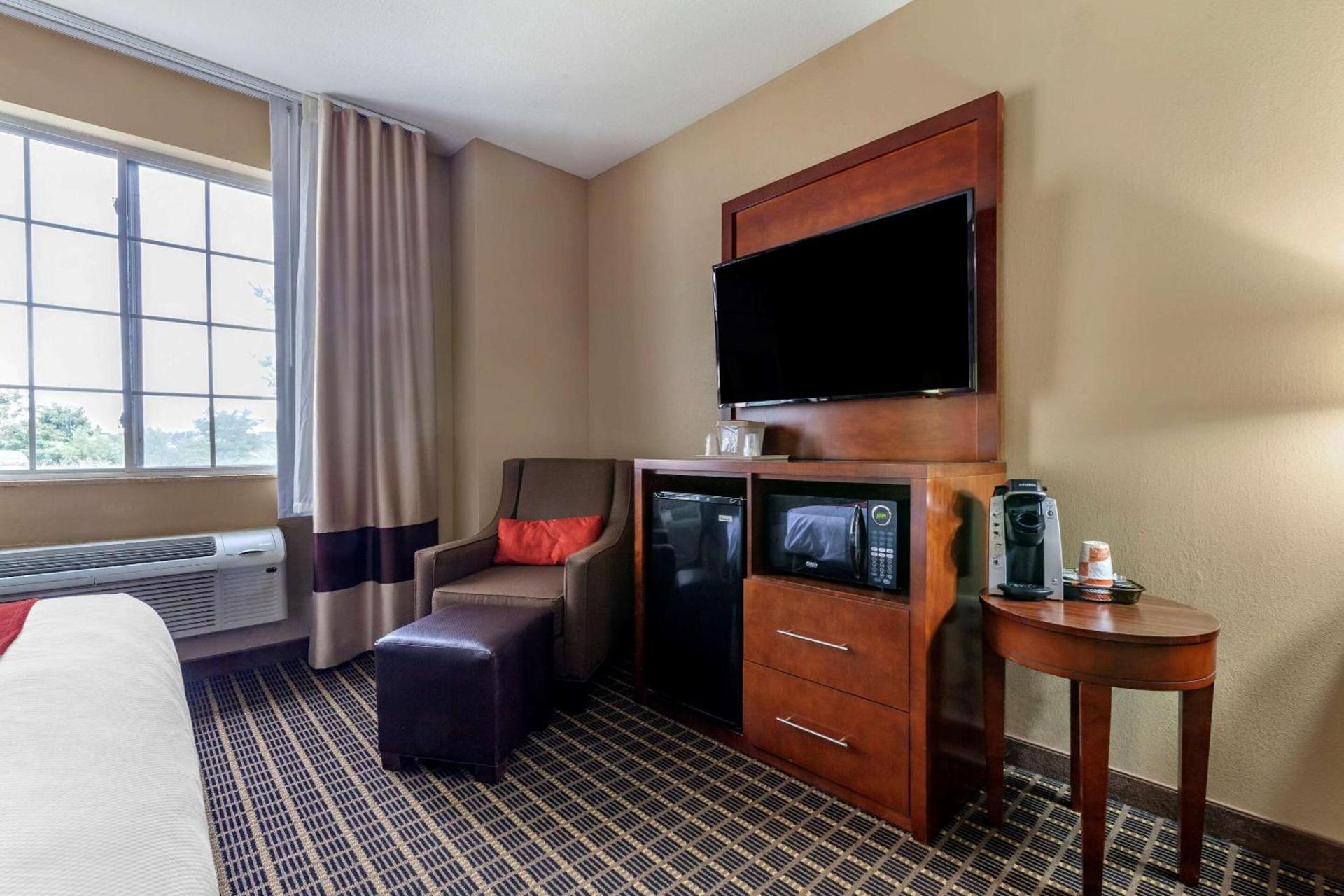 Comfort Suites Delavan - Lake Geneva Area photo 25