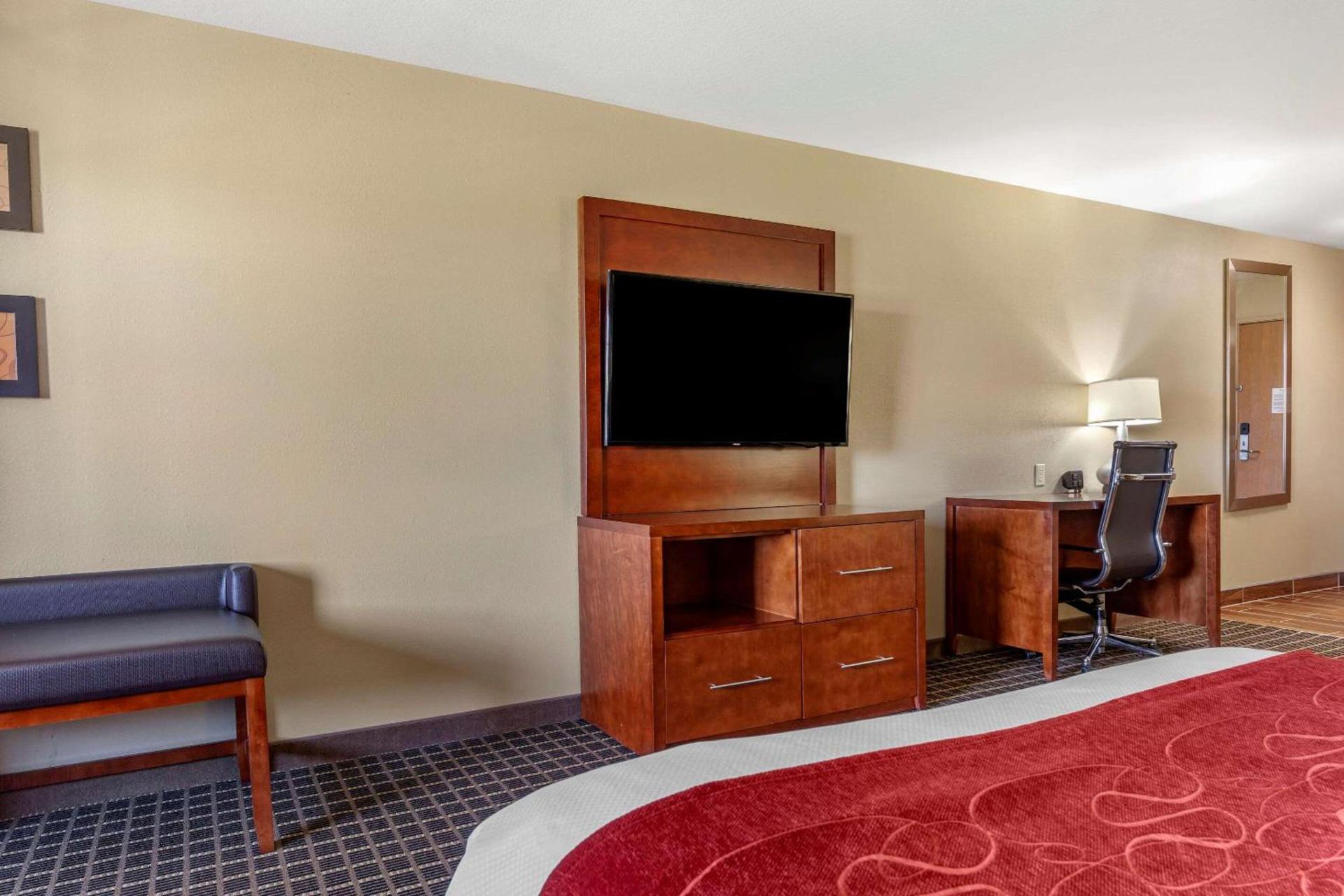 Comfort Suites Delavan - Lake Geneva Area photo 23