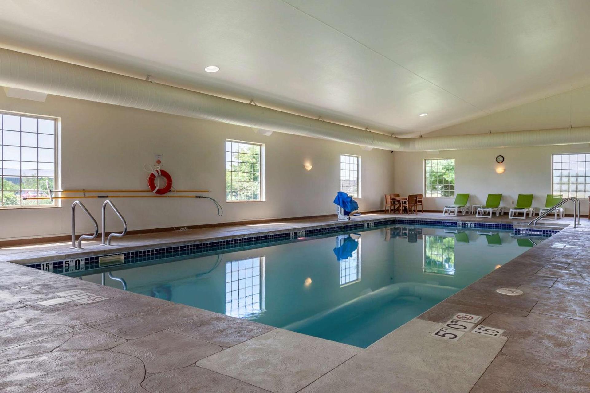 Comfort Suites Delavan - Lake Geneva Area photo 28