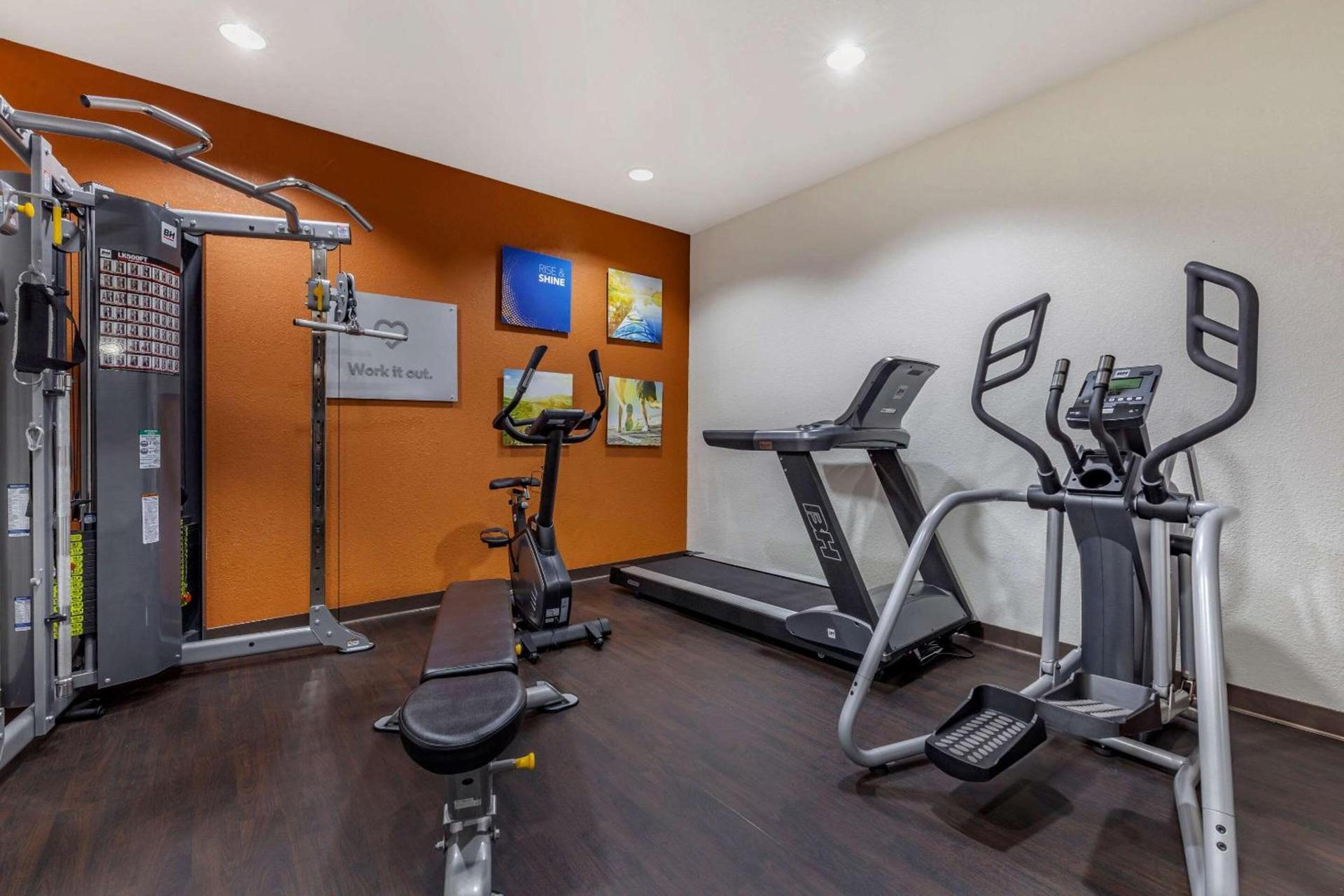 Comfort Suites Delavan - Lake Geneva Area photo 30