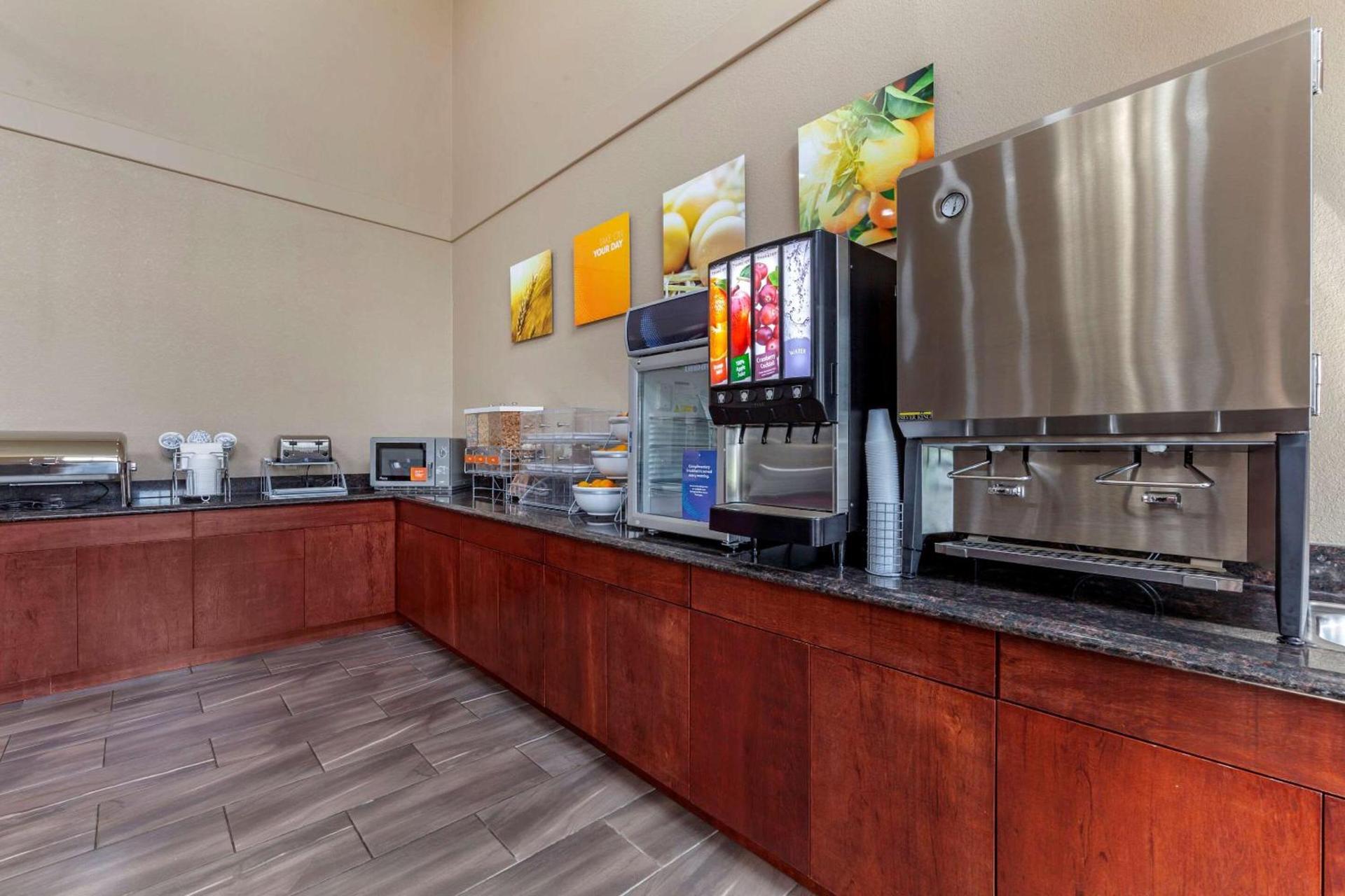 Comfort Suites Delavan - Lake Geneva Area photo 33