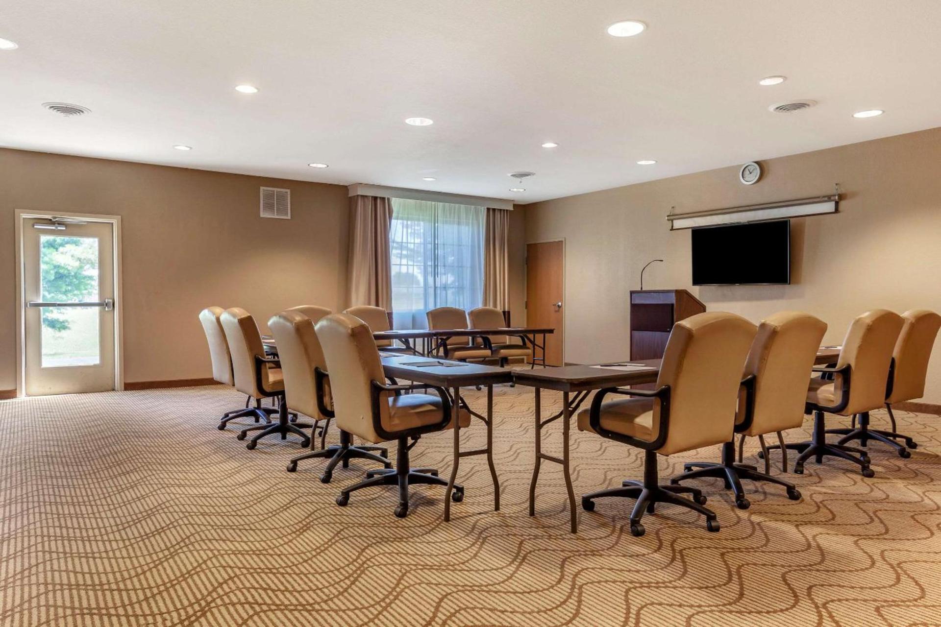 Comfort Suites Delavan - Lake Geneva Area photo 32