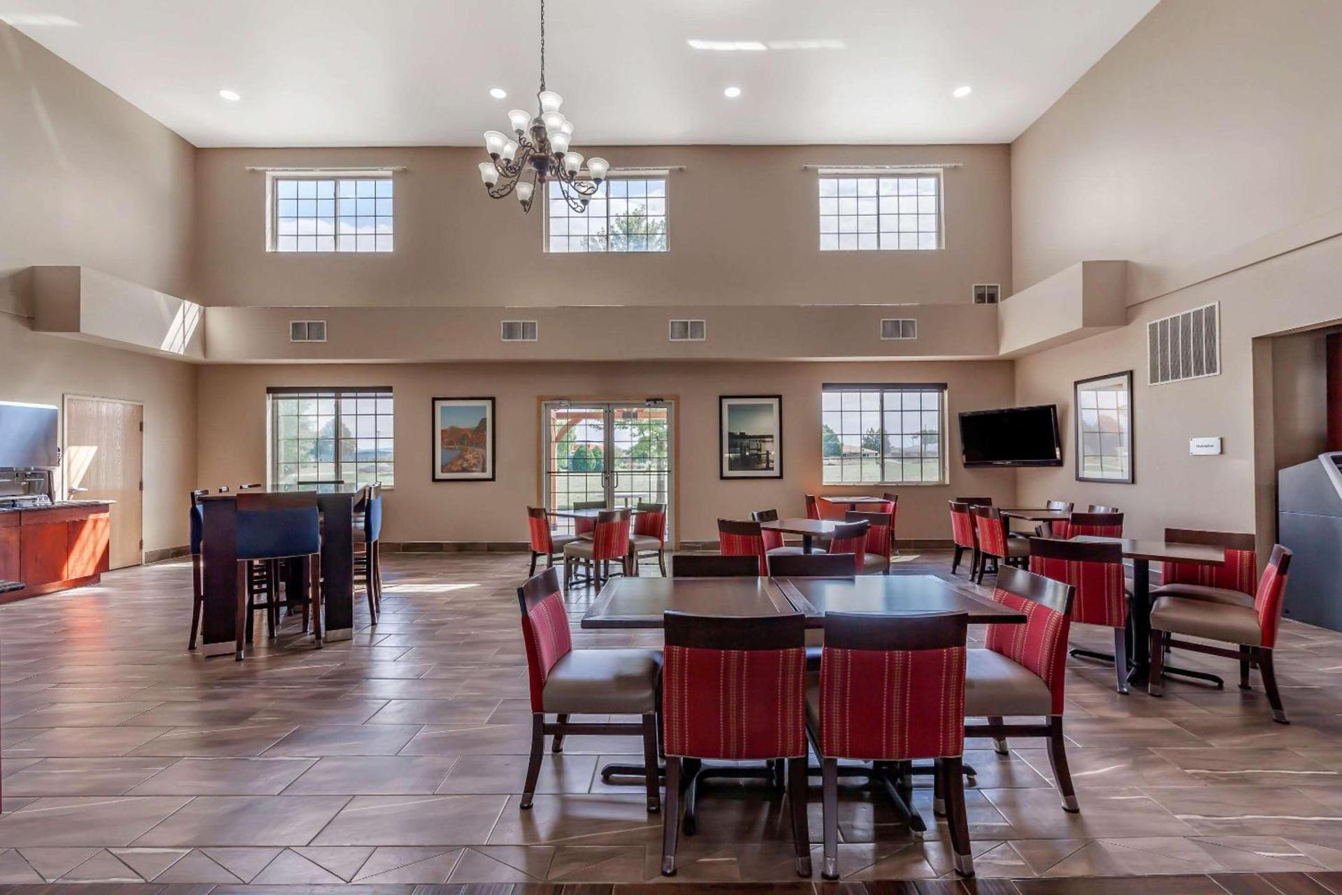 Comfort Suites Delavan - Lake Geneva Area photo 34