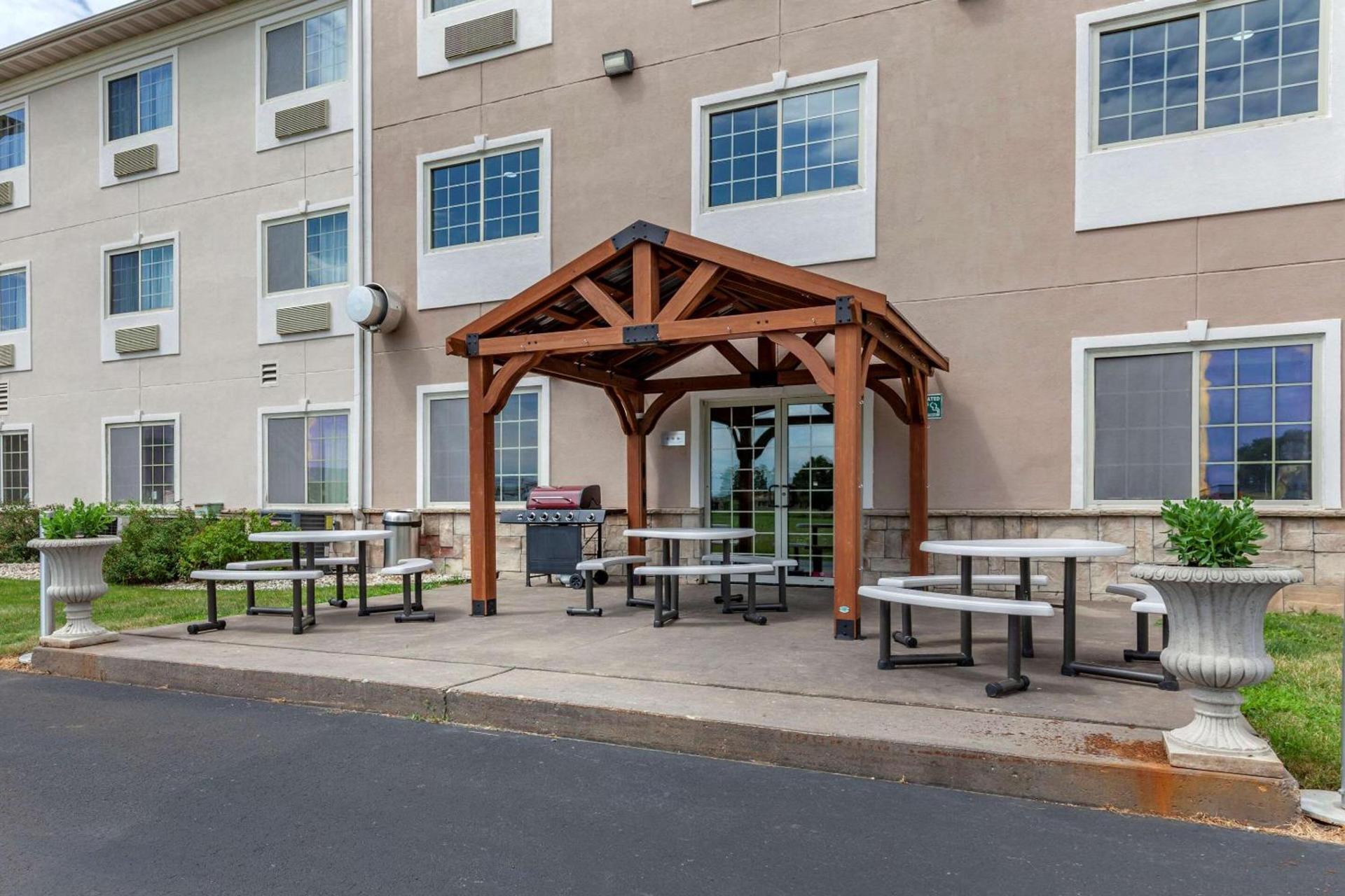 Comfort Suites Delavan - Lake Geneva Area photo 37