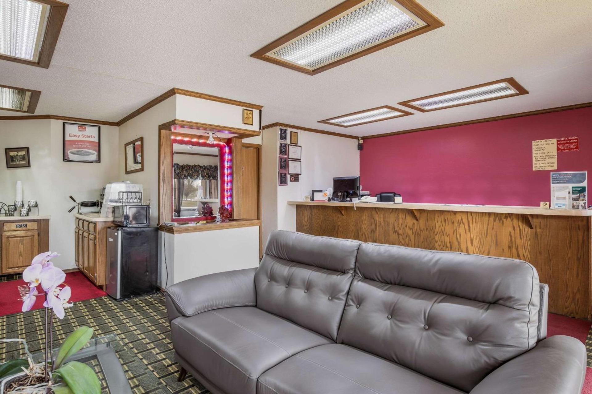 Econo Lodge Cameron photo 13