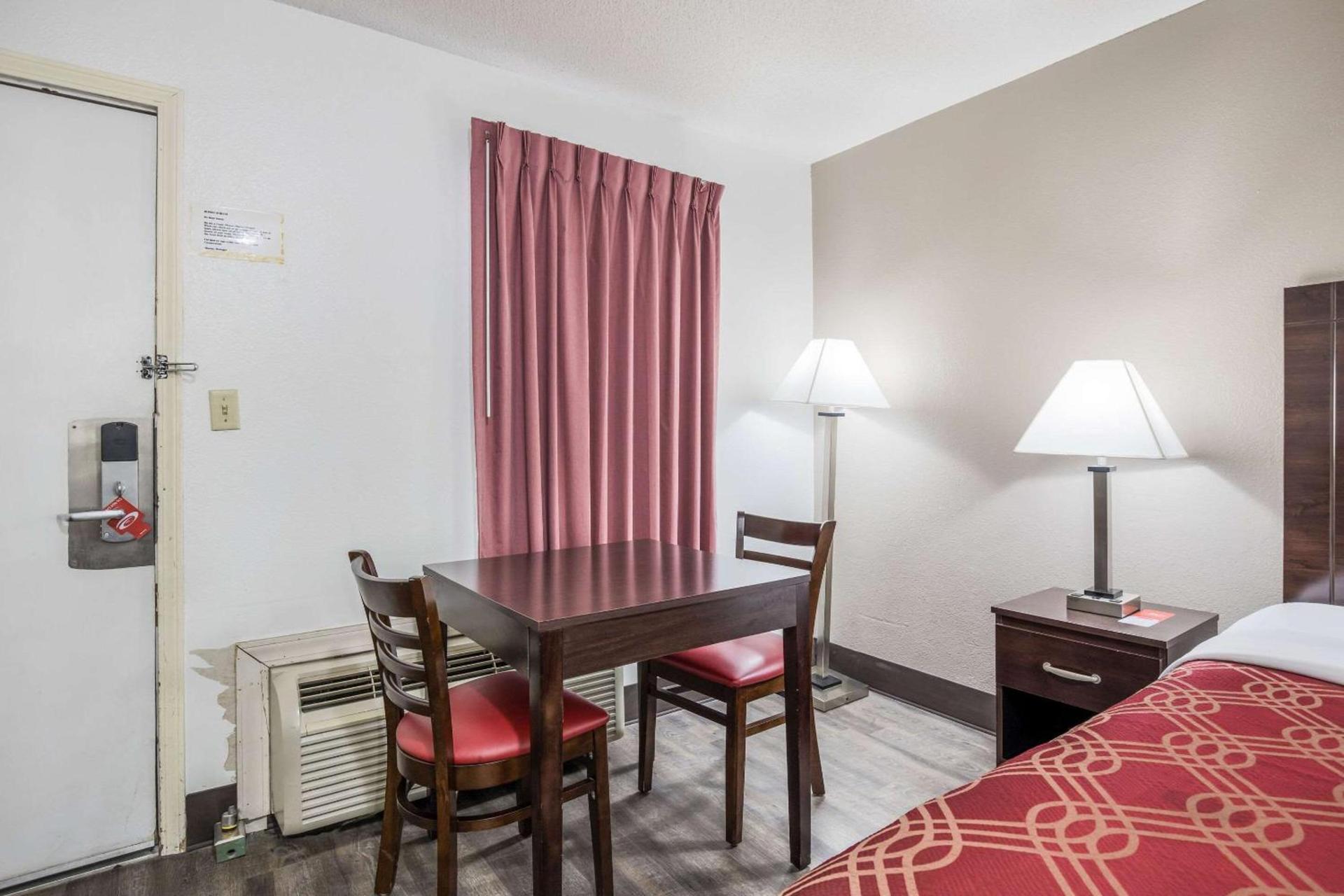 Econo Lodge Cameron photo 15