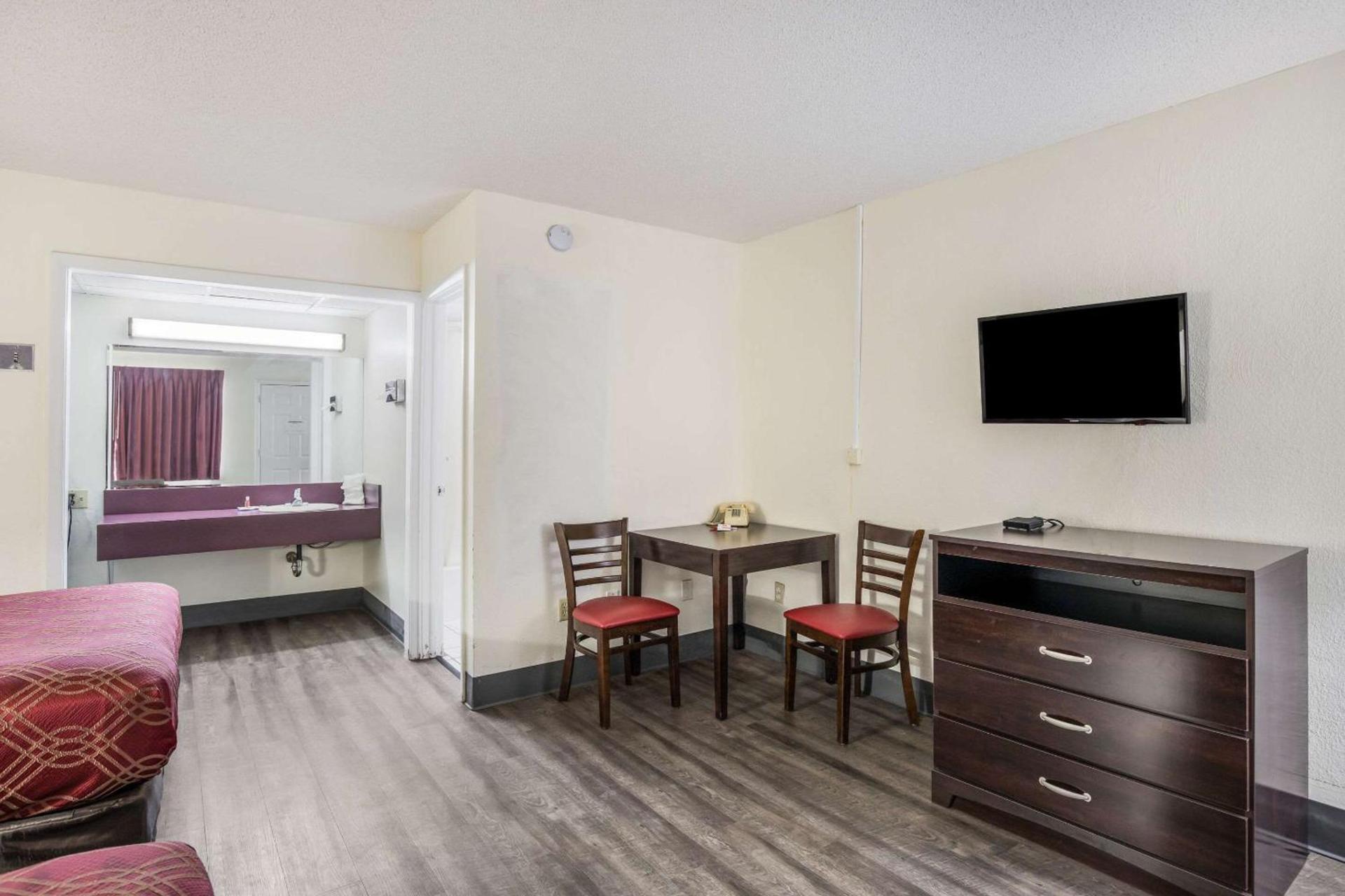 Econo Lodge Cameron photo 16