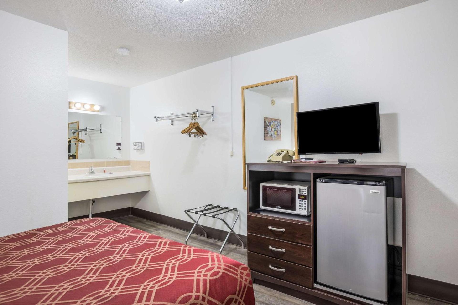 Econo Lodge Cameron photo 17