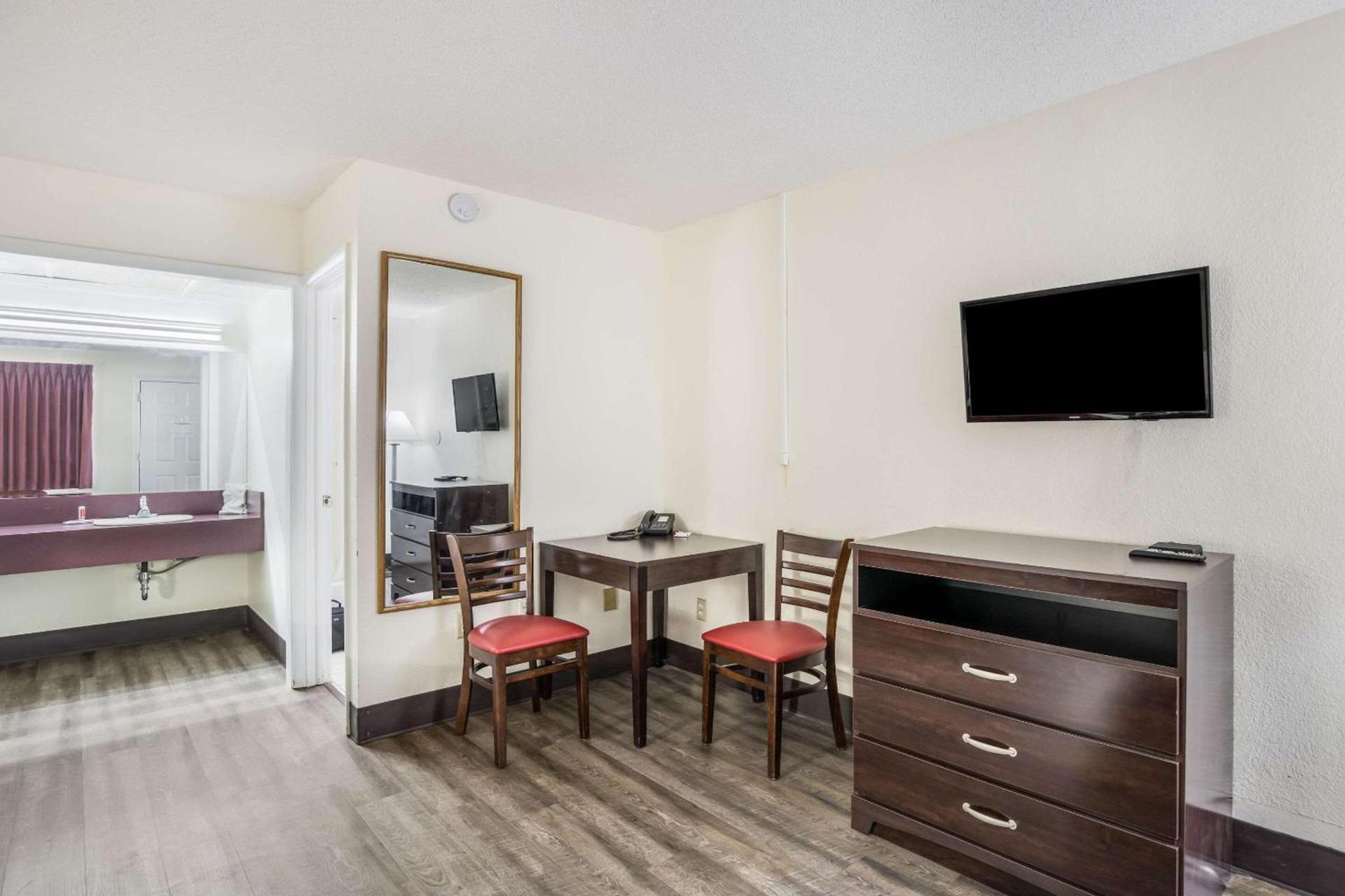 Econo Lodge Cameron photo 23