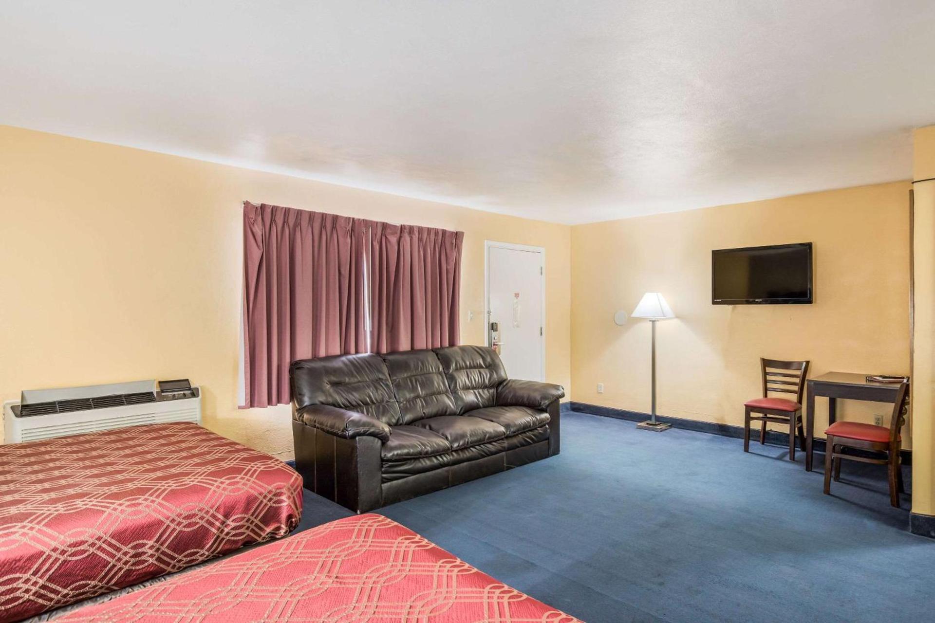 Econo Lodge Cameron photo 24