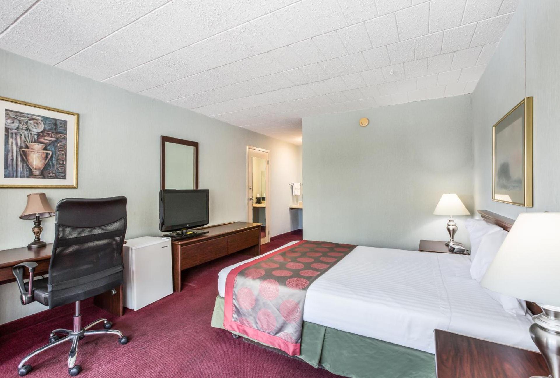 Red Carpet Inn & Suites photo 13